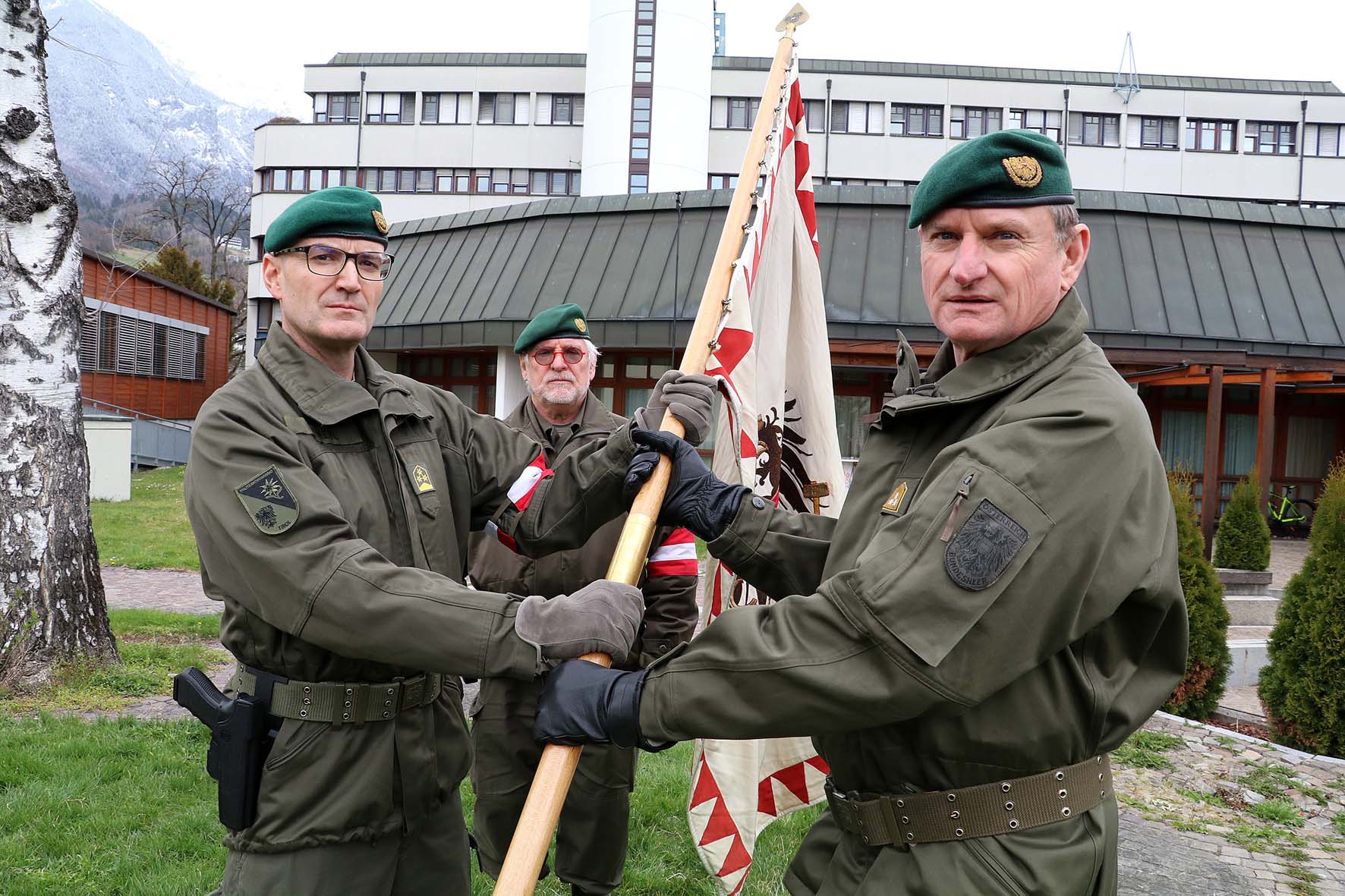 Generalleutnant Reißner (re.) übergibt das Kommando an Oberst dG Ingo Gstrein (li.). (Foto: Bundesheer/Martin Hörl)
