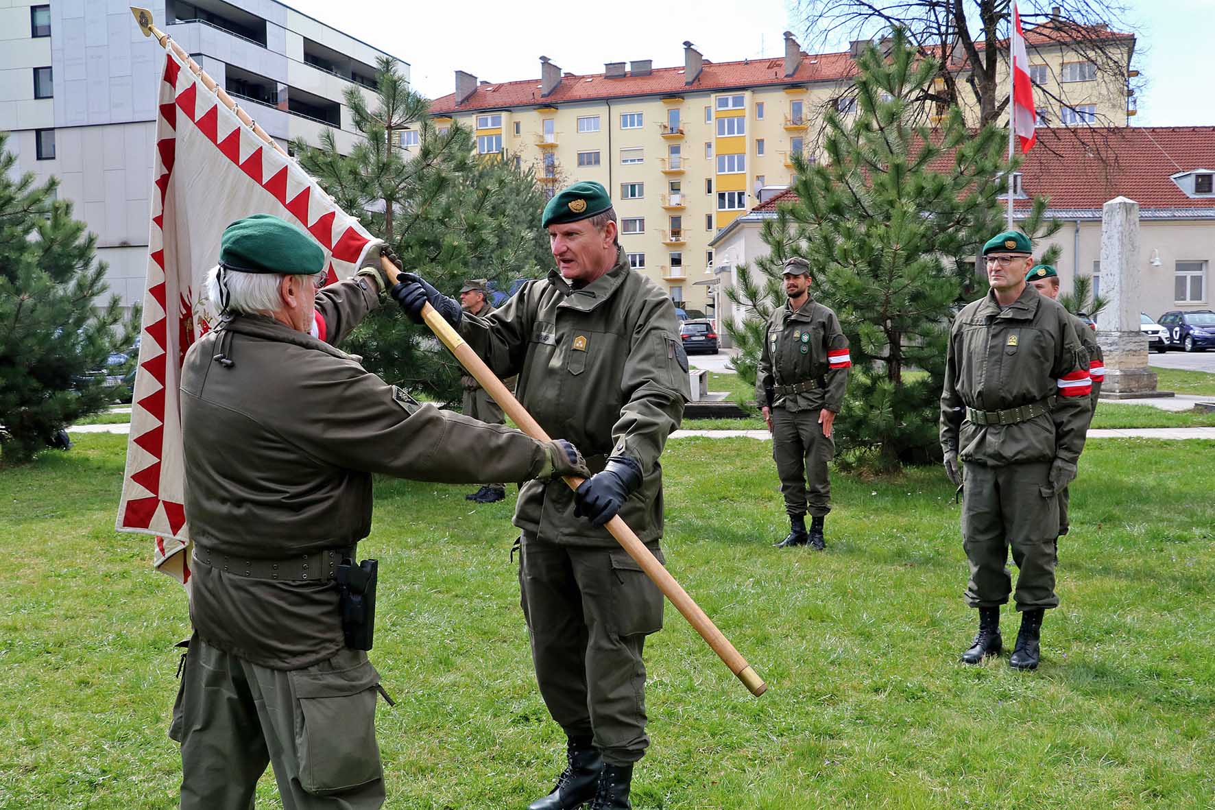 Generalmajor Herbert Bauer (li.) gibt das Kommando an seinen Vorgesetzten, dem Kommandanten der Streitkräfte, Generalleutnant Franz Reißner (re.) zurück. (Foto: Bundesheer/Martin Hörl)