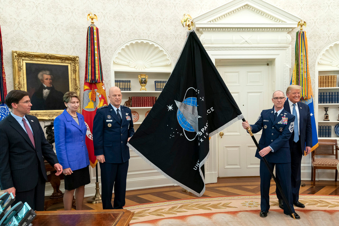 Bei der Flaggenenthüllung der U.S. Space Force kündigte der US-Präsident Donald Trump eine neue Rakete an. (Foto: U.S. Space Force, Shealah Craighead)