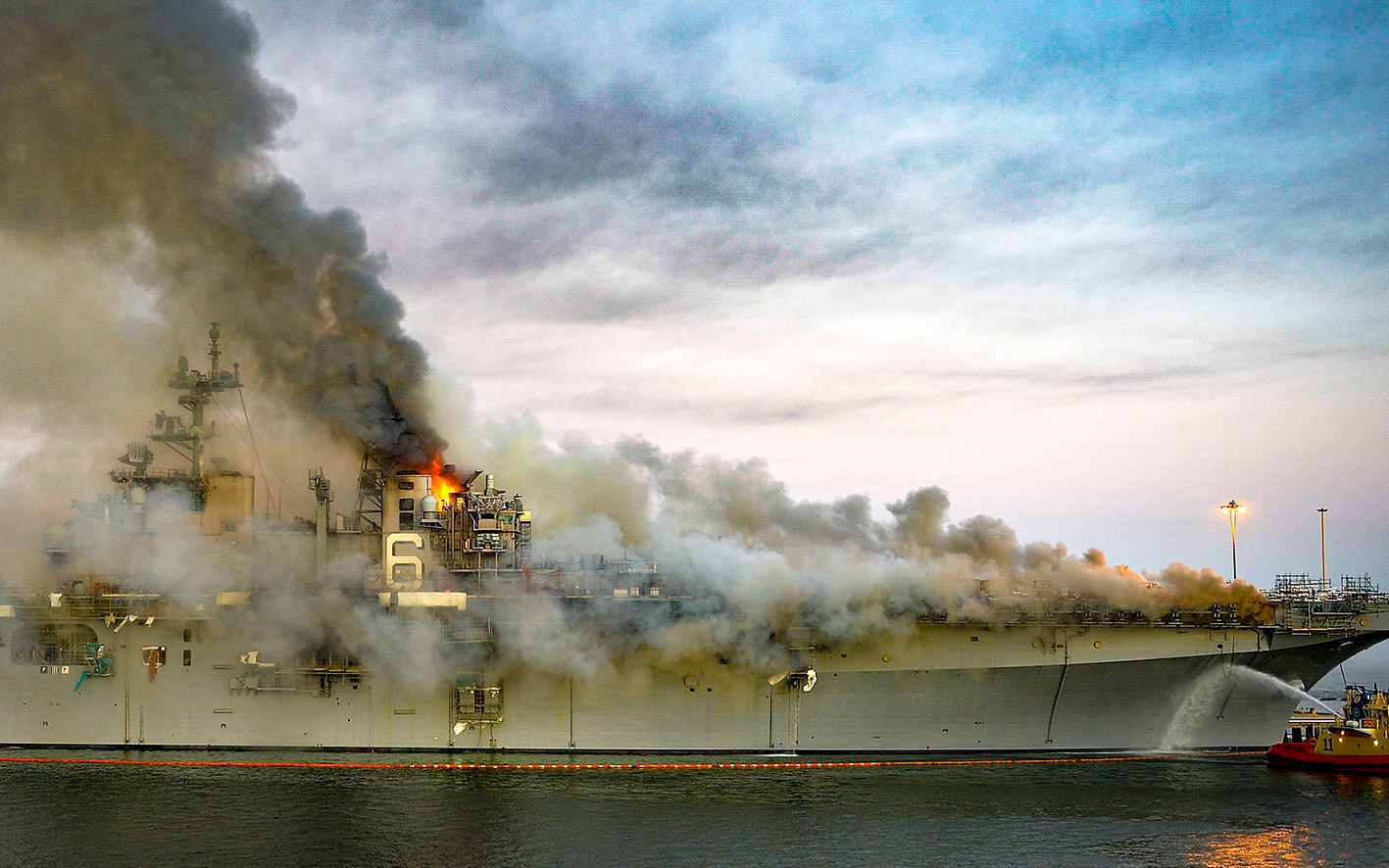 Die "USS Bonhomme Richard" stand mehr als vier Tage in Flammen. (Foto: U.S. Navy, gemeinfrei)