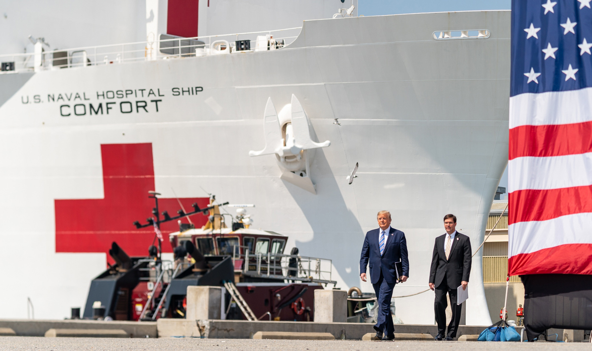 US-Verteidigungsminister Mark Esper (rechts) fordert eine Erhöhung des Schiffbaubudgets für die Marine. (Foto: The White House, gemeinfrei)