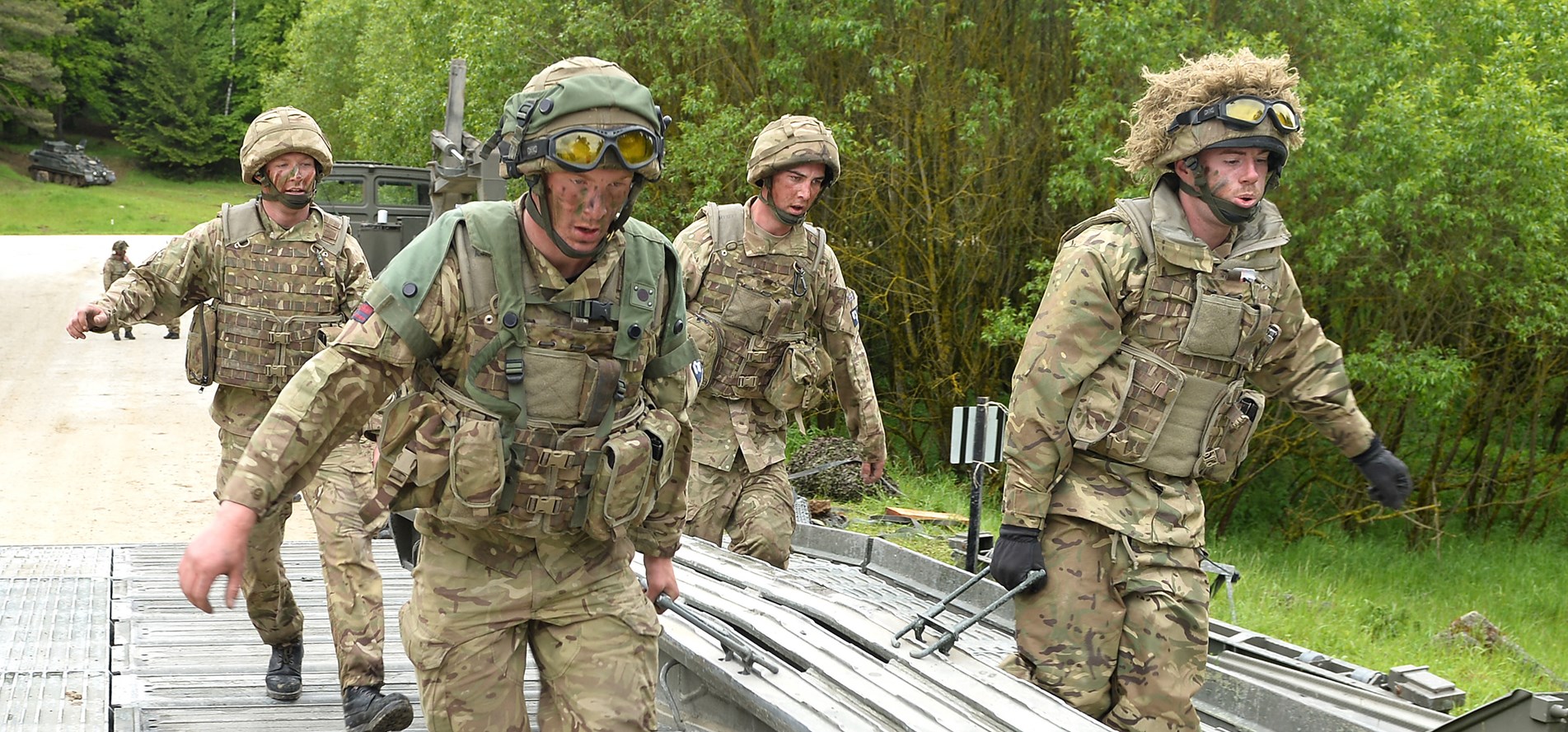 Royal Engineers der 35 Engr Regt bei der Arbeit mit einer Medium Girder Bridge (MGB) während einer Übung in Deutschland. (Foto: Crown Copyright)