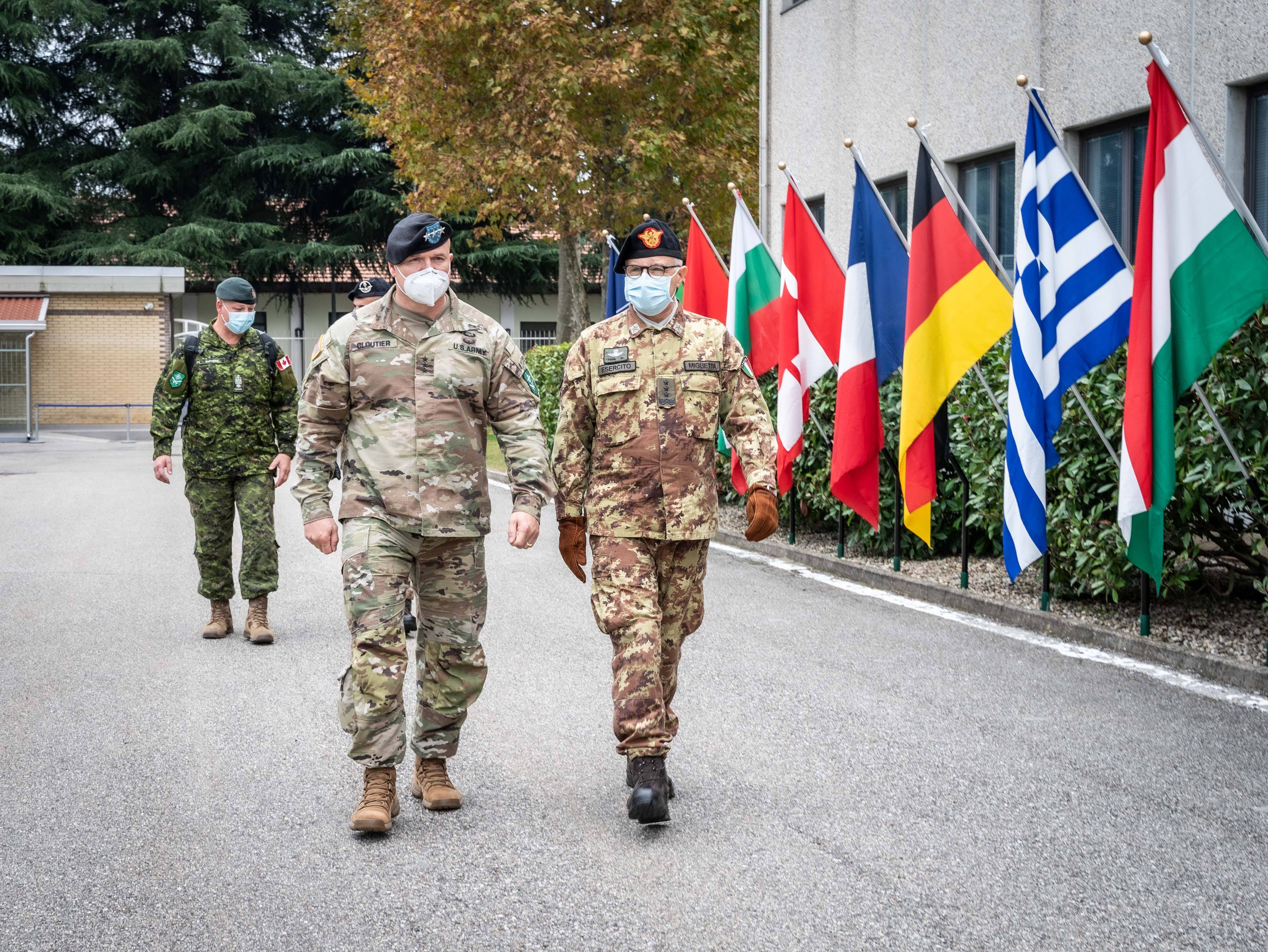 General Migletta begrüßte General Cloutier, Commander der NATO Ground Force (Landcom).(Foto: NRDC, Italian Army)