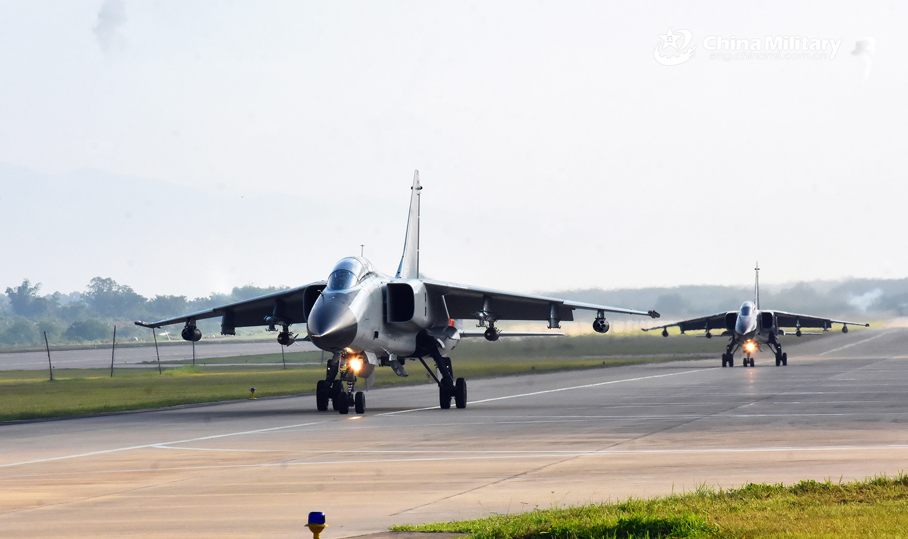 An dem chinesischen Marineluftmanöver waren unter anderem JH-7A-Kampfflugzeuge beteiligt. (Foto: eng.chinamil.com.cn/Zhuo Lingpeng)