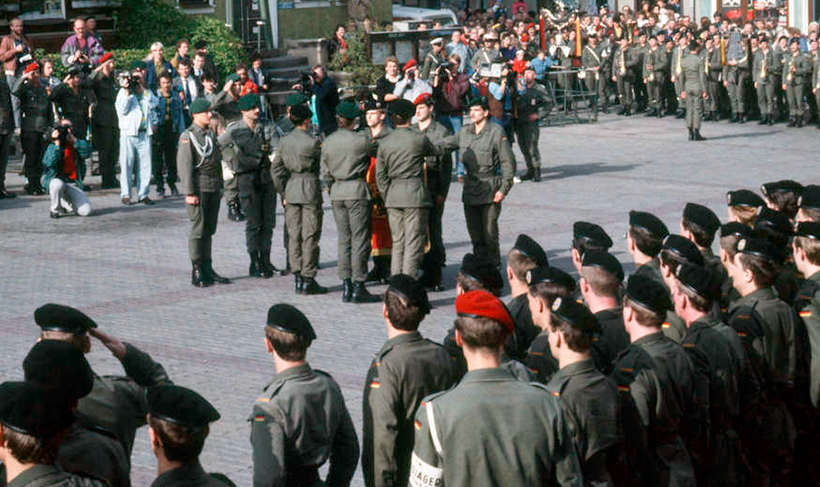 Erstes feierliches Gelöbnis der vereinigten Armee in Bad Salzungen am 19. Oktober 1990 (Foto: Bundeswehr)
