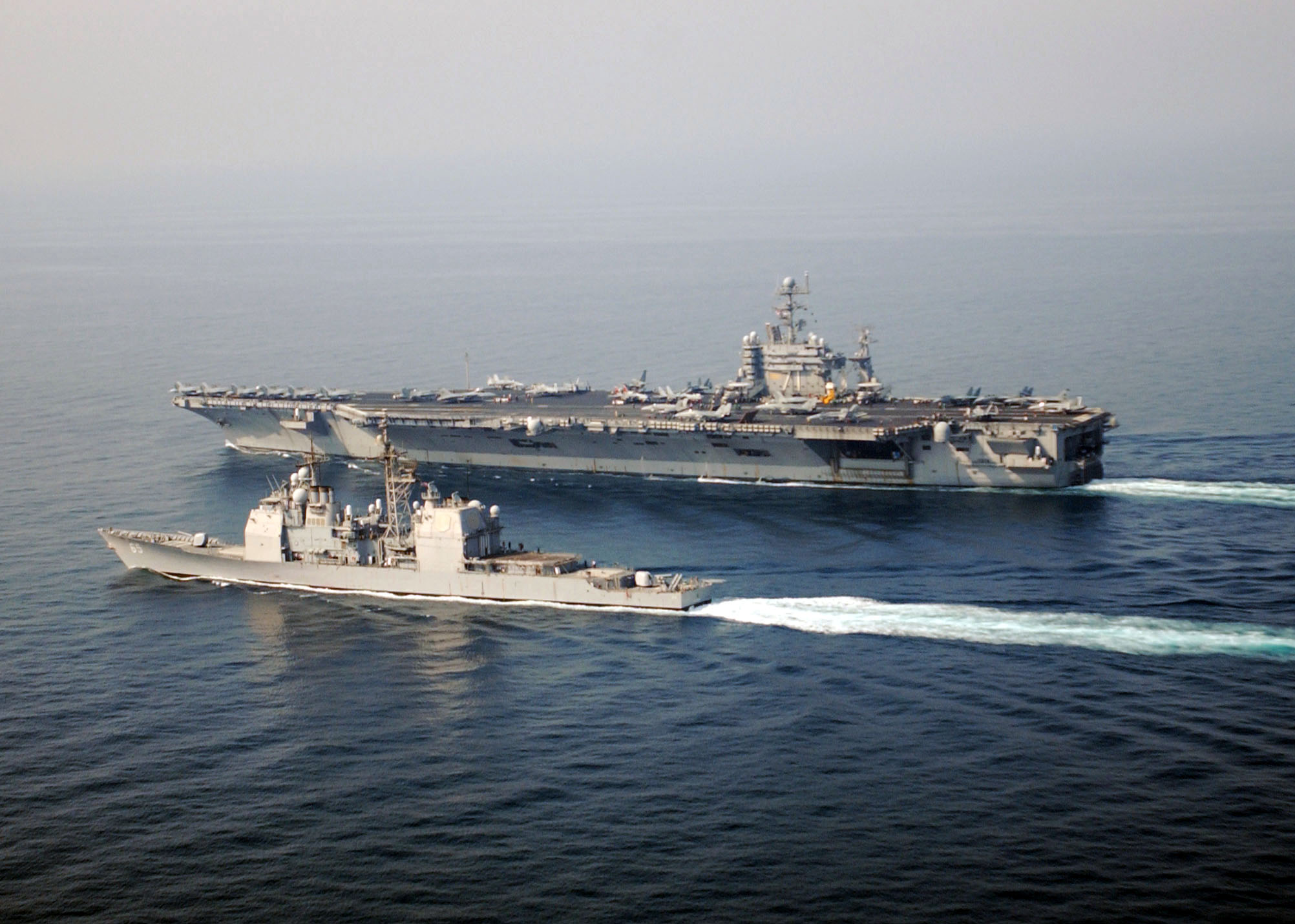 Die USS-Roosevelt mit der USS-Chosin im Persischen Golf 2005. (Symbolfoto: U.S. Navy/Randall Damm, gemeinfrei)