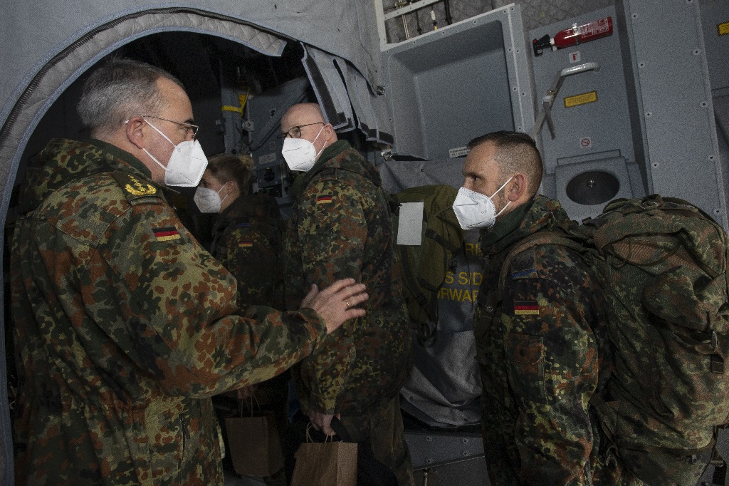 Mediziner der Bundeswehr brechen zum COVID-19-Einsatz nach Portugal auf. (Foto: Bundeswehr/Twitter)