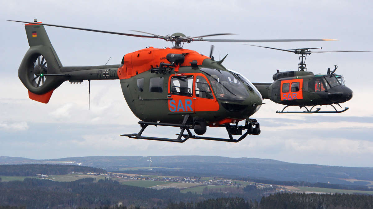 Der neue Rettungshubschrauber H145 geleitet eine alte Bell UH-1D zu ihrem Abschied. (Foto: Bundeswehr/Peter Straub)