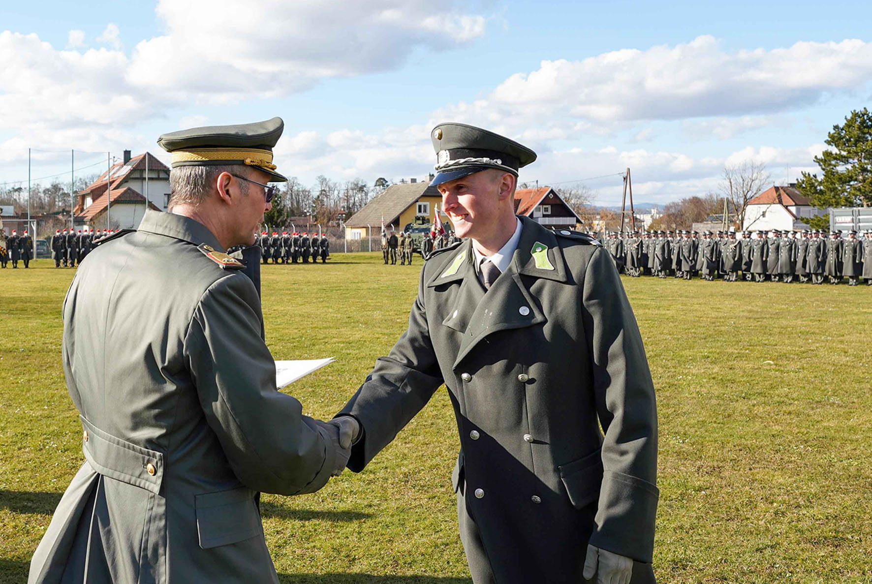 Generalmajor Rudolf Striedinger gratuliert dem Lehrgangsbesten, stellvertretend für die anderen Teilnehmer, zur bestandenen Unteroffiziersgrundausbildung. (Foto: Bundesheer/Anton Mickla)