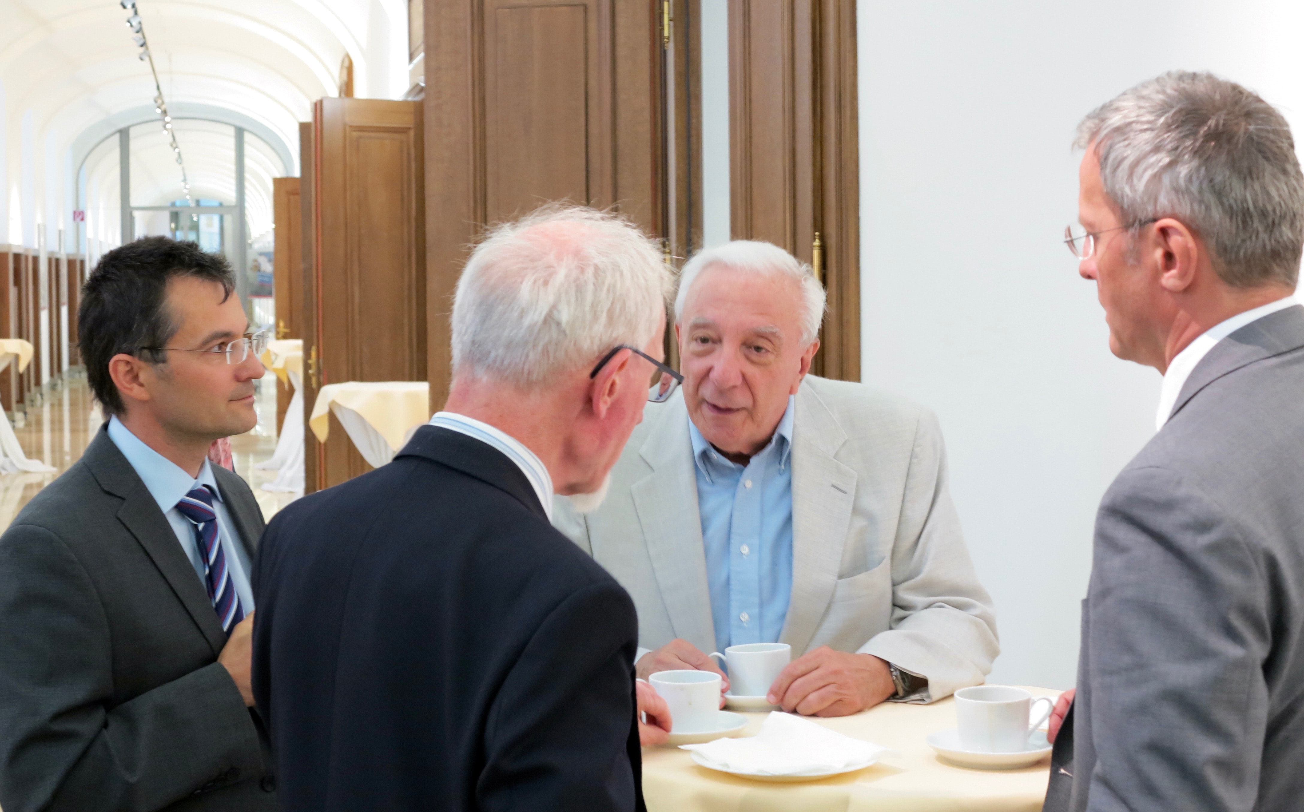 Rege Diskussionen in den Pausen zwischen den Teilnehmern.