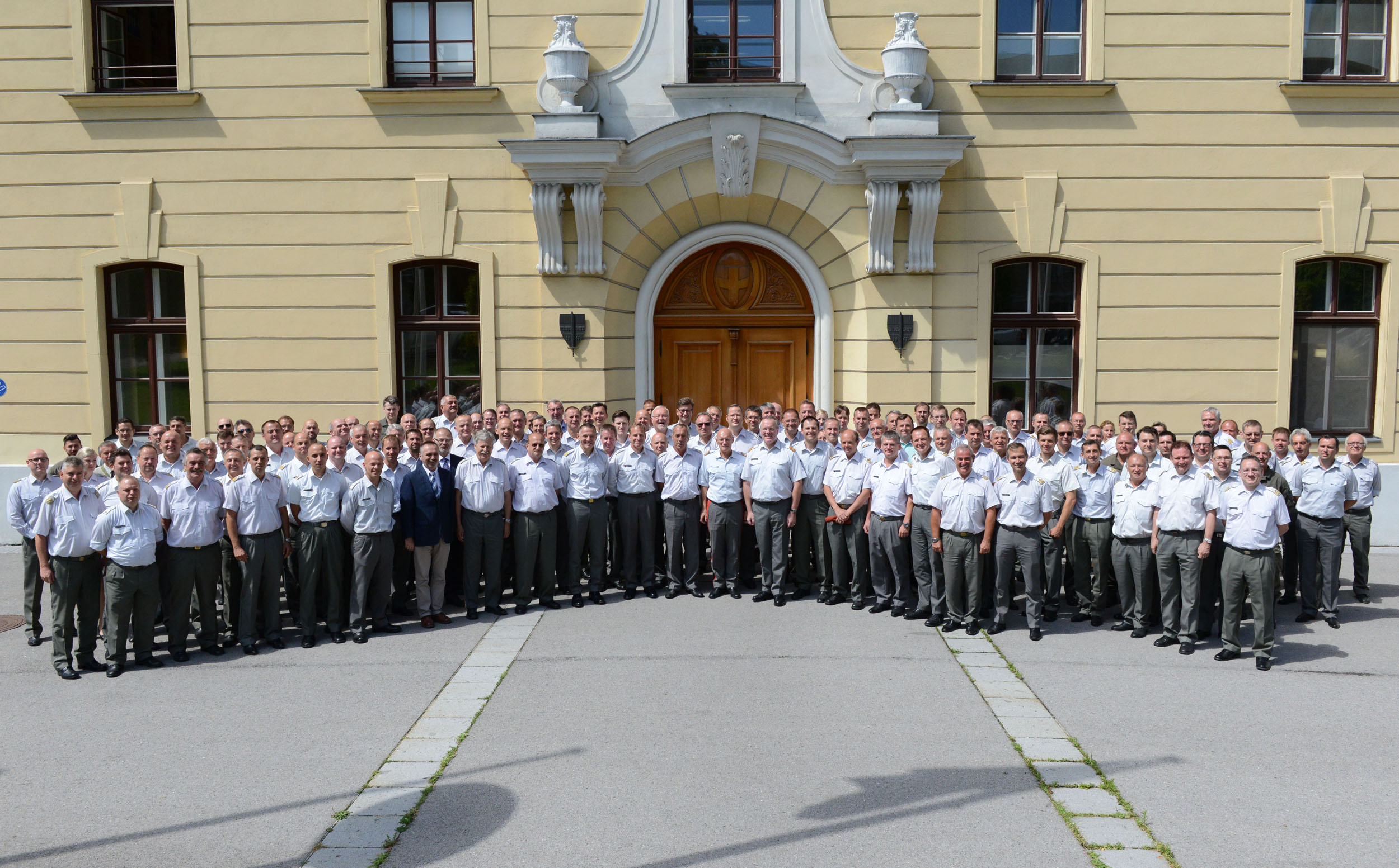 General Othmar Commenda mit den Informationsoffizieren des Bundesheeres.