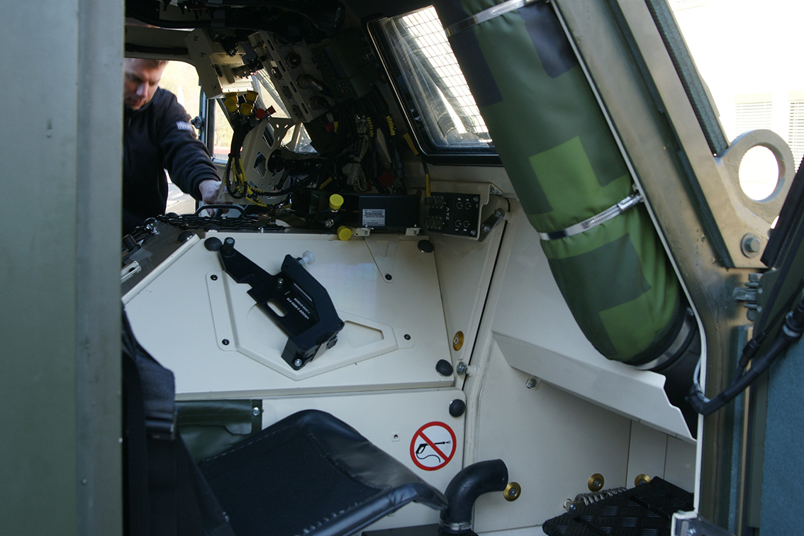 Blick in den Innenraum des neuen Gebirgsfahrzeuges von der Beifahrerseite. (Foto: Boris Kurnik)