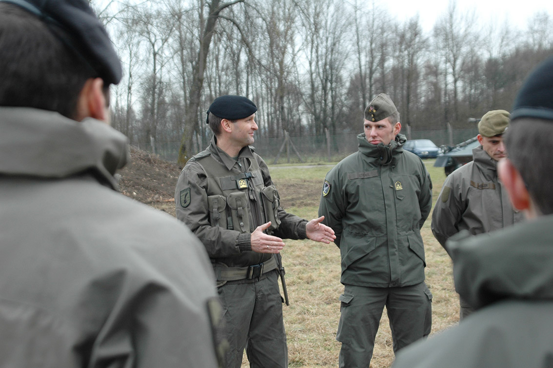 Der Kommandant der Vierten im Gespräch mit dem 21. Generalstabslehrgang. (Foto: 4.PzGrenBrig/Schauer) 