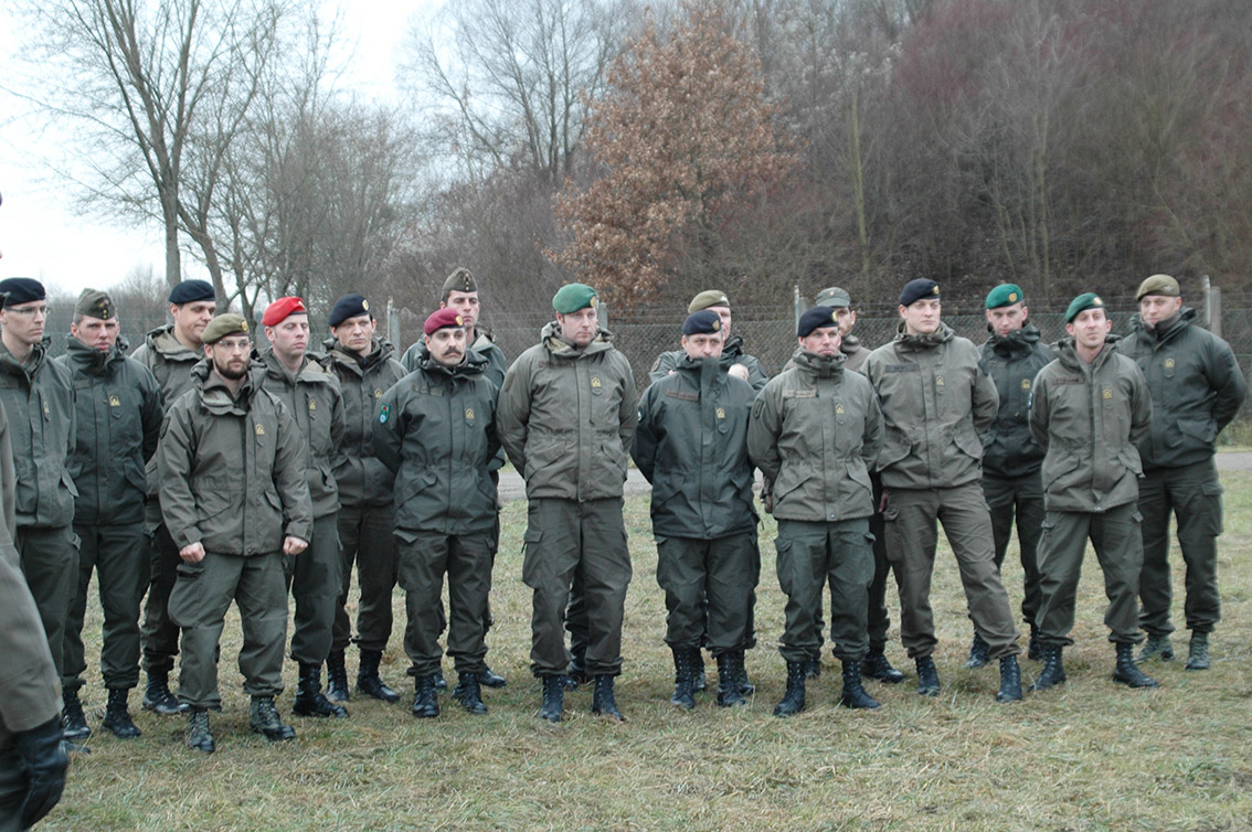 Aufmerksame Zuseher und -hörer. (Foto: 4.PzGrenBrig/Schauer)