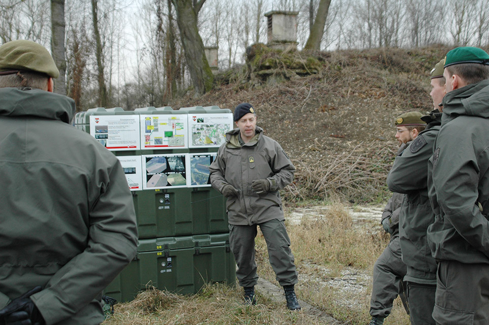 Einweisung in die Aufklärungsmittel, wie hier die Drohne Tracker, weckte großes Interesse bei den Generalstabslehrgangsteilnehmern. (Foto: 4.PzGrenBrig/Schauer)