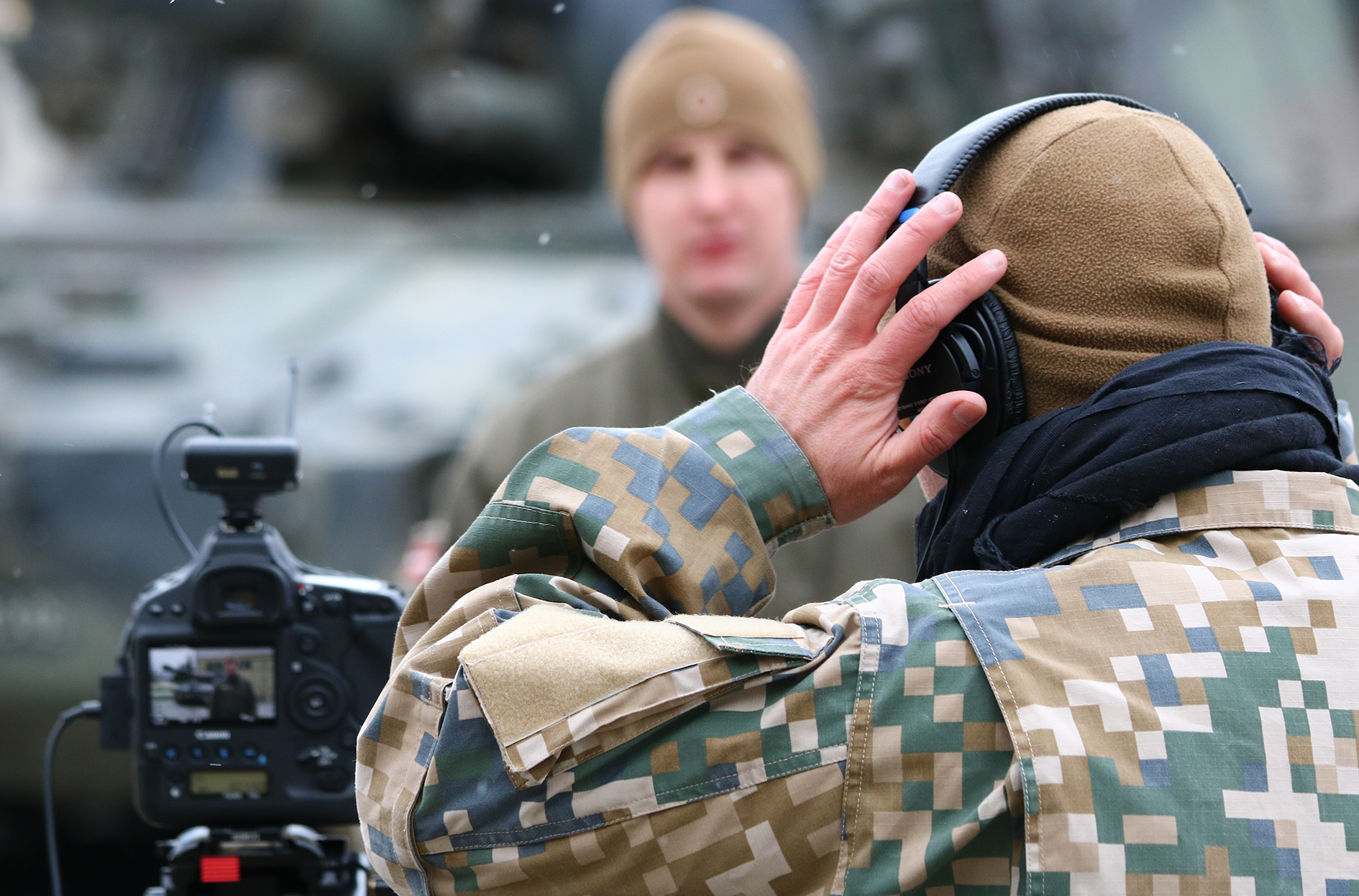 Das lettische Combat Camera Team bereitet ein Interview mit einem lettische Soldaten vor, der beim AAB4 in Allentsteig an der M-109 ausgebildet werden. (Foto: Sascha Harold)