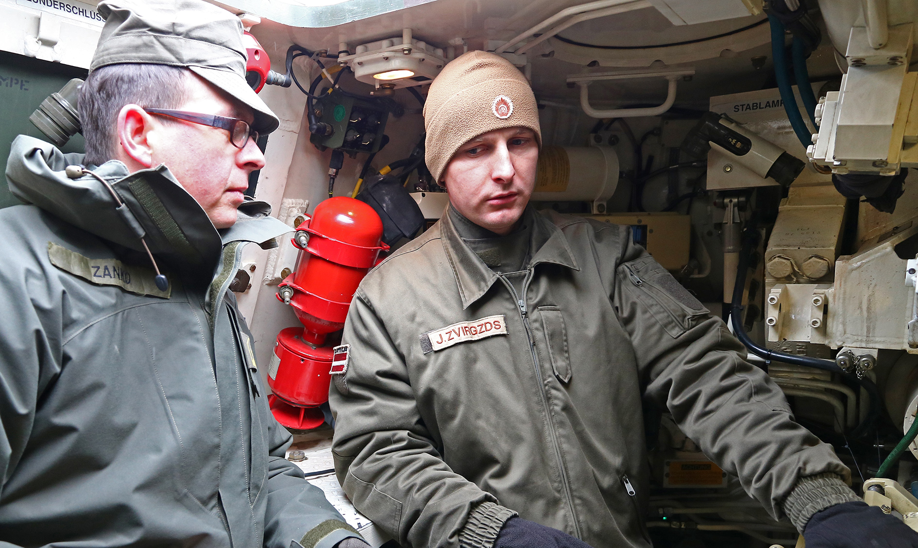 Major Robert Zanko vom TRUPPENDIENST interviewt einen lettischen Soldaten in der M-109-Panzerhaubitze. (Foto: Sascha Harold)