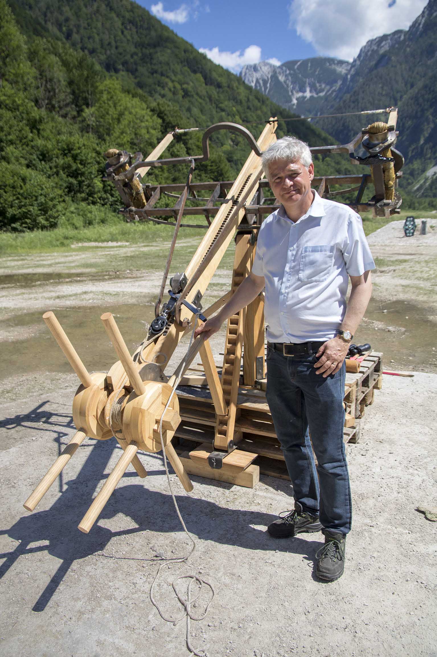 Univ.-Prof. Dr. habil. Wolfgang Spickermann von der Universität Graz bei einem Orsova-Geschütz. (Foto: Bundesheer/Simader)