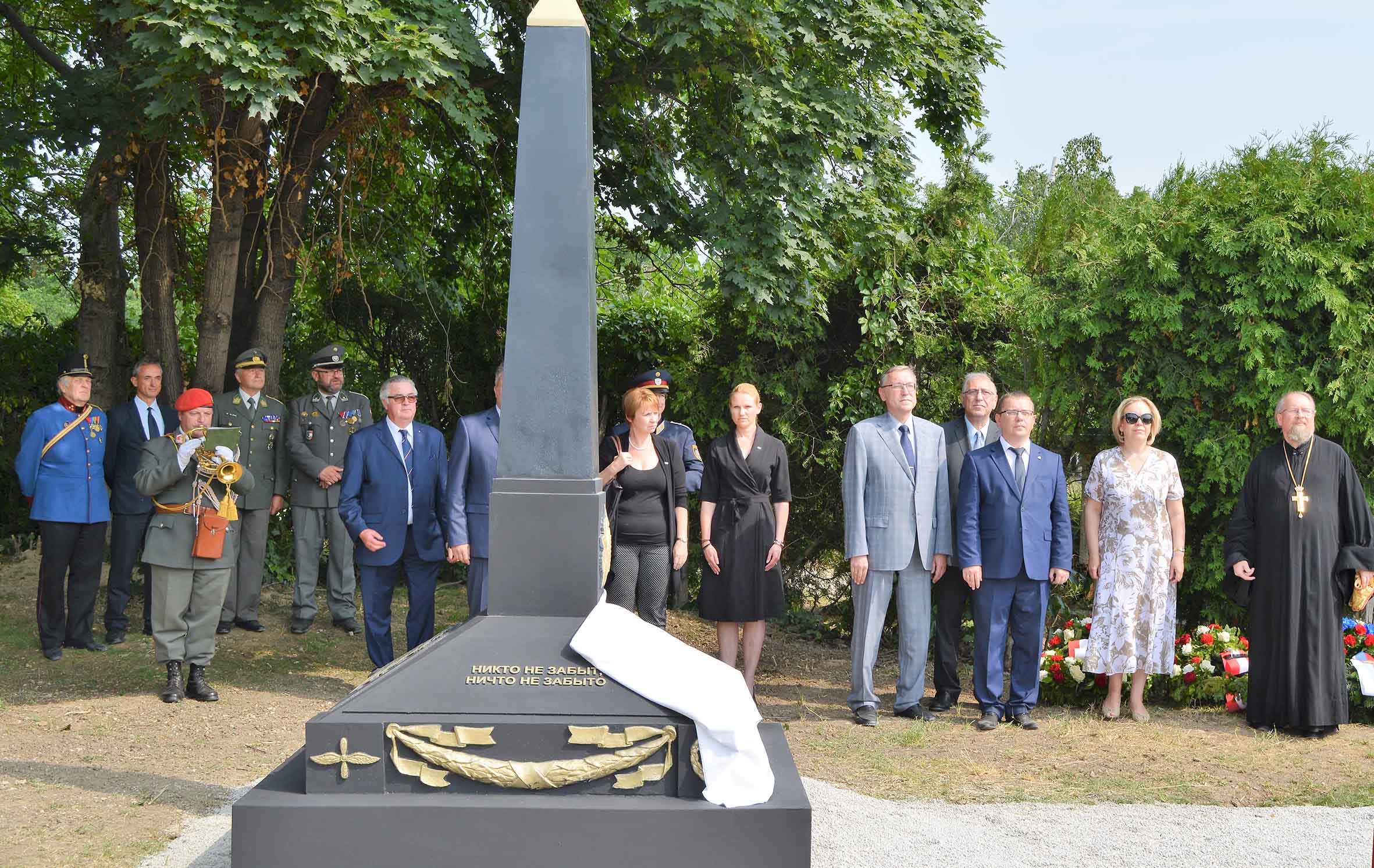 Der Obelisk am Wiener Zentralfriedhof nach der Weihe und Kranzniederlegung. (Foto: Russische Botschaft Wien)