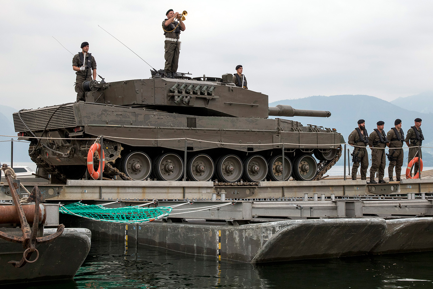 Der Solotrompeter am Kampfpanzer auf der Pionierfähre. (Foto: Bundesheer/Simader)
