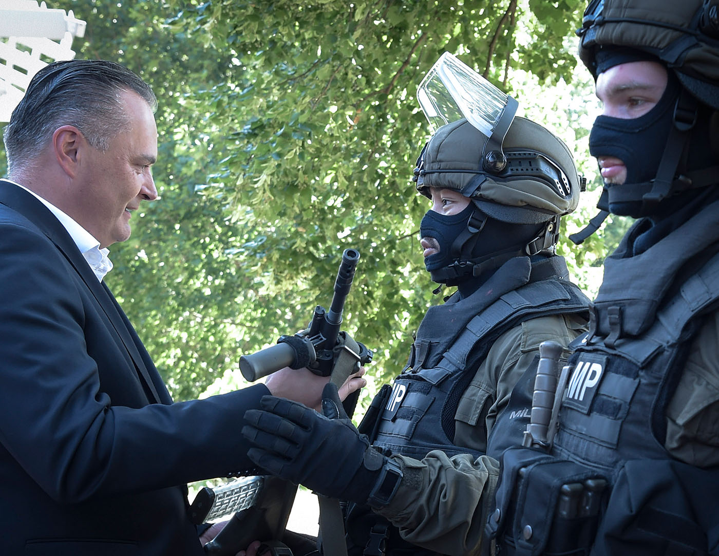 Soldaten der Militärstreife erhalten das neue Gewehr. (Foto: Bundesheer/Pusch)