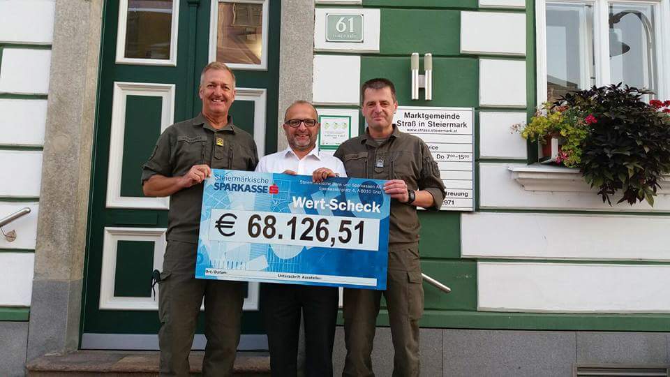 Oberst Reinhold Höflechner, Bürgermeister der Gemeinde Straß, prüfte das Spendenkonto auf seine Richtigkeit. (Foto: Bundesheer)