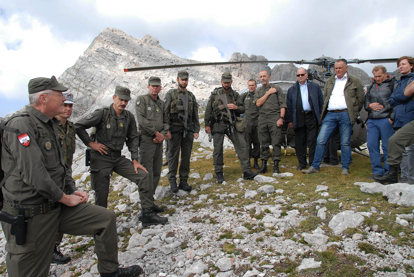 Oberst Jörg Rodewald (links), der Kommandant des Gebirgskampfzentrums, mit den Besuchern. (Foto: Bundesheer/Riedlsperger)