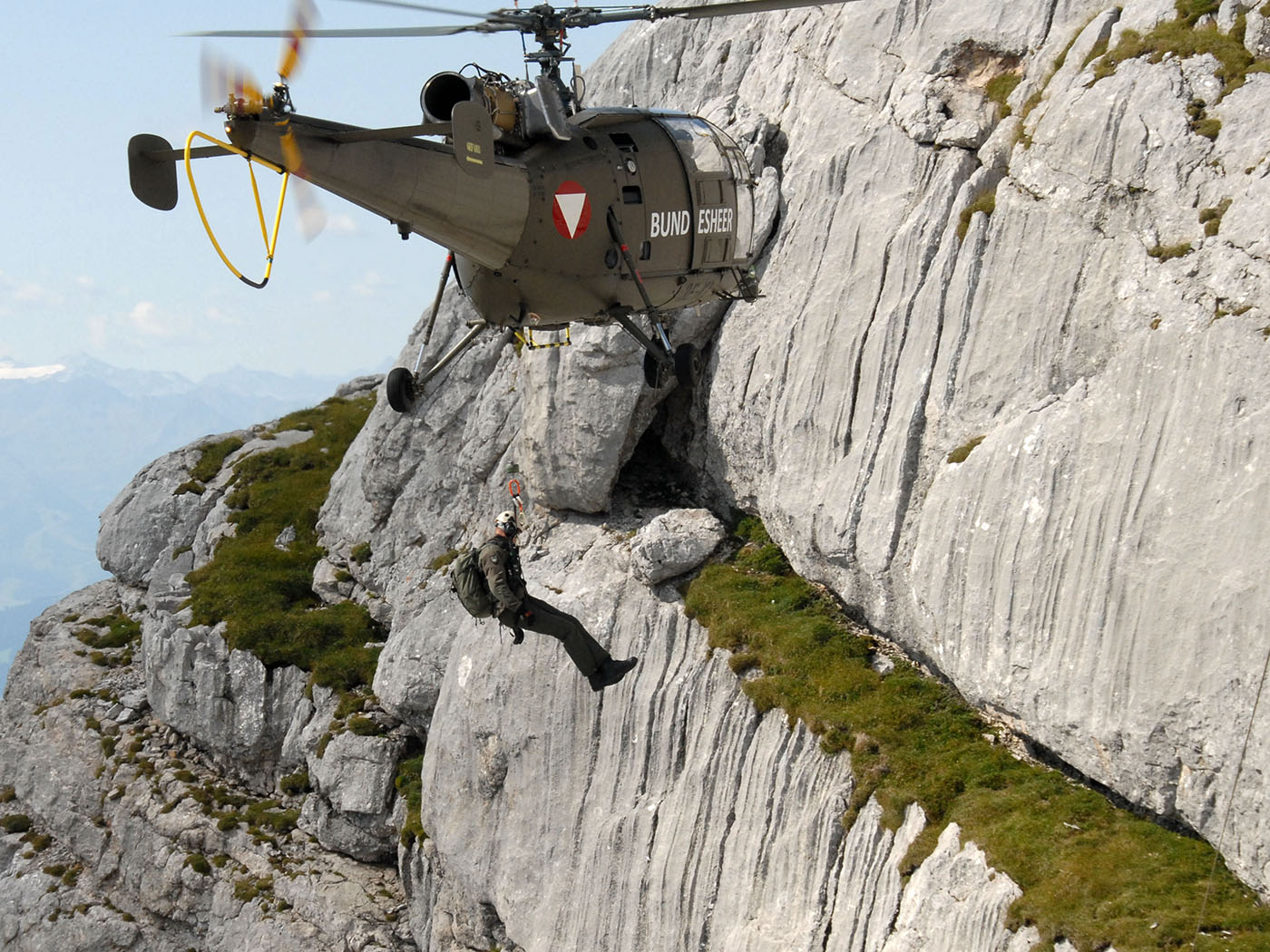 Vorführung: Ein Flugretter wird zu einem Verwundeten-Darsteller abgeseilt. (Foto: Bundesheer/Riedlsperger)