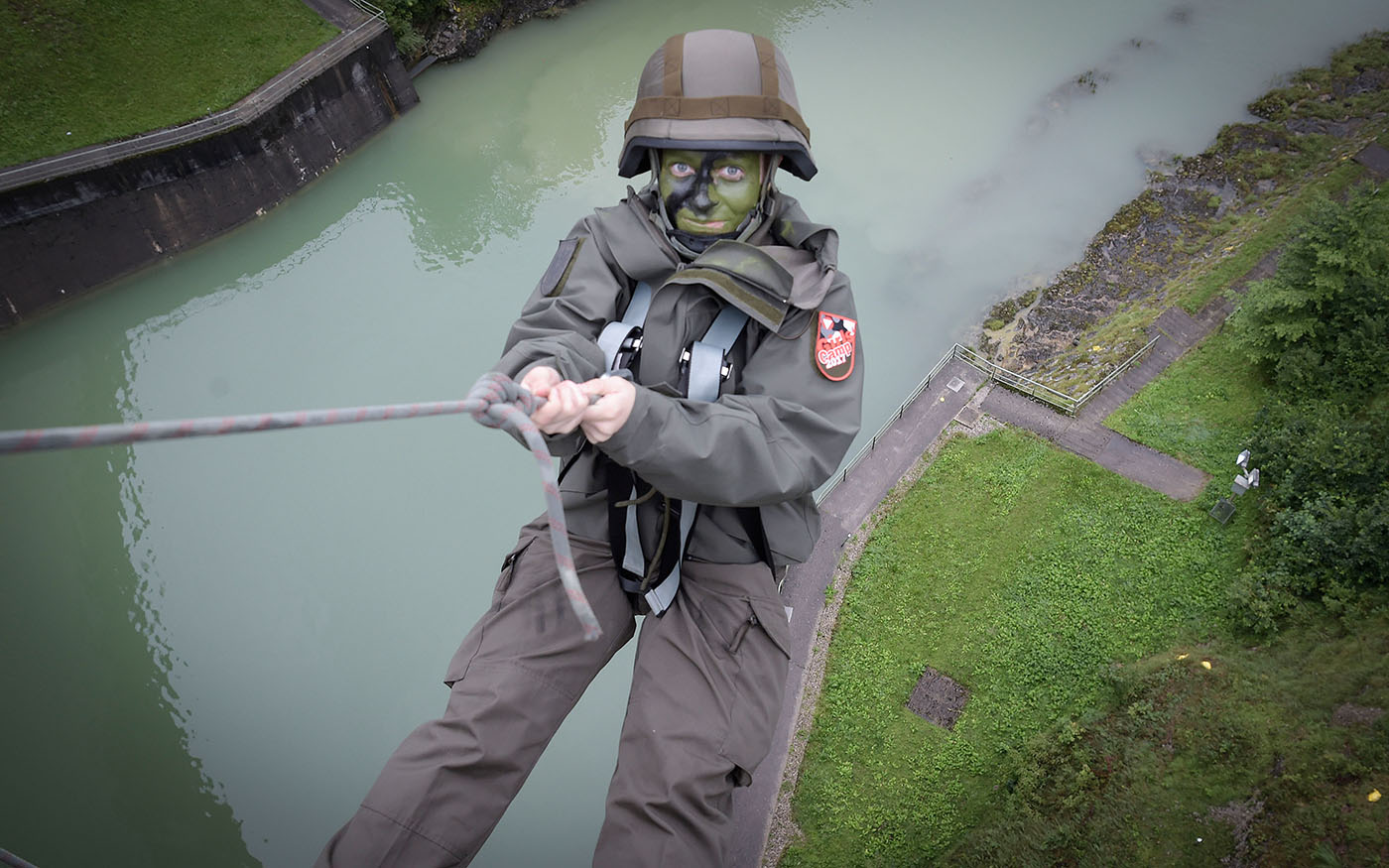 Abseilen von der Staumauer in Klaus. (Foto: Bundesheer/Pusch)