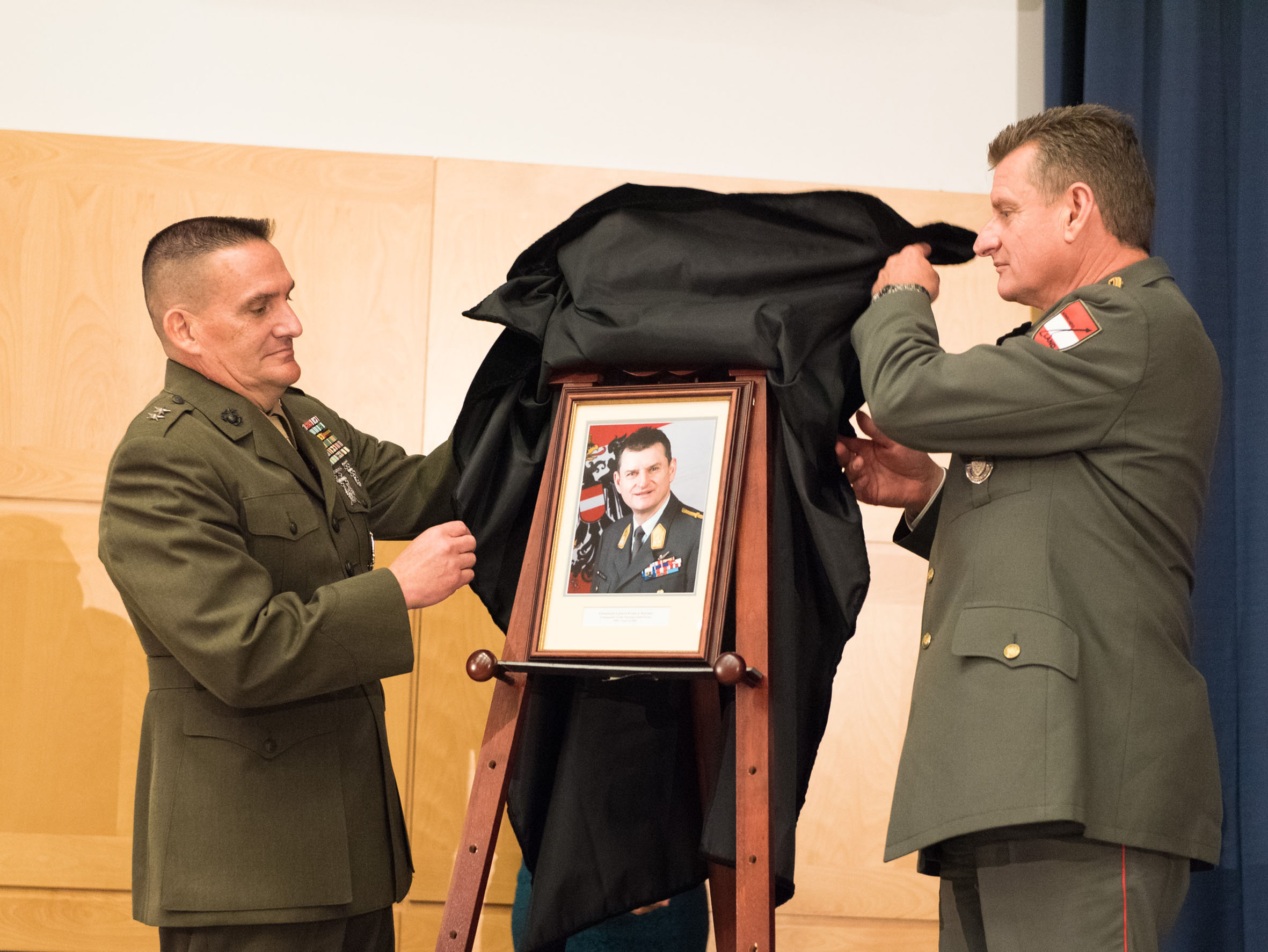Generalleutnant Franz Reißner (re.) und der Präsident der United States National Defense University, Generalmajor des U.S. Marine Corps Frederick Padilla, enthüllen das Ehrenportrait. (Foto: U.S. National Defense University)
