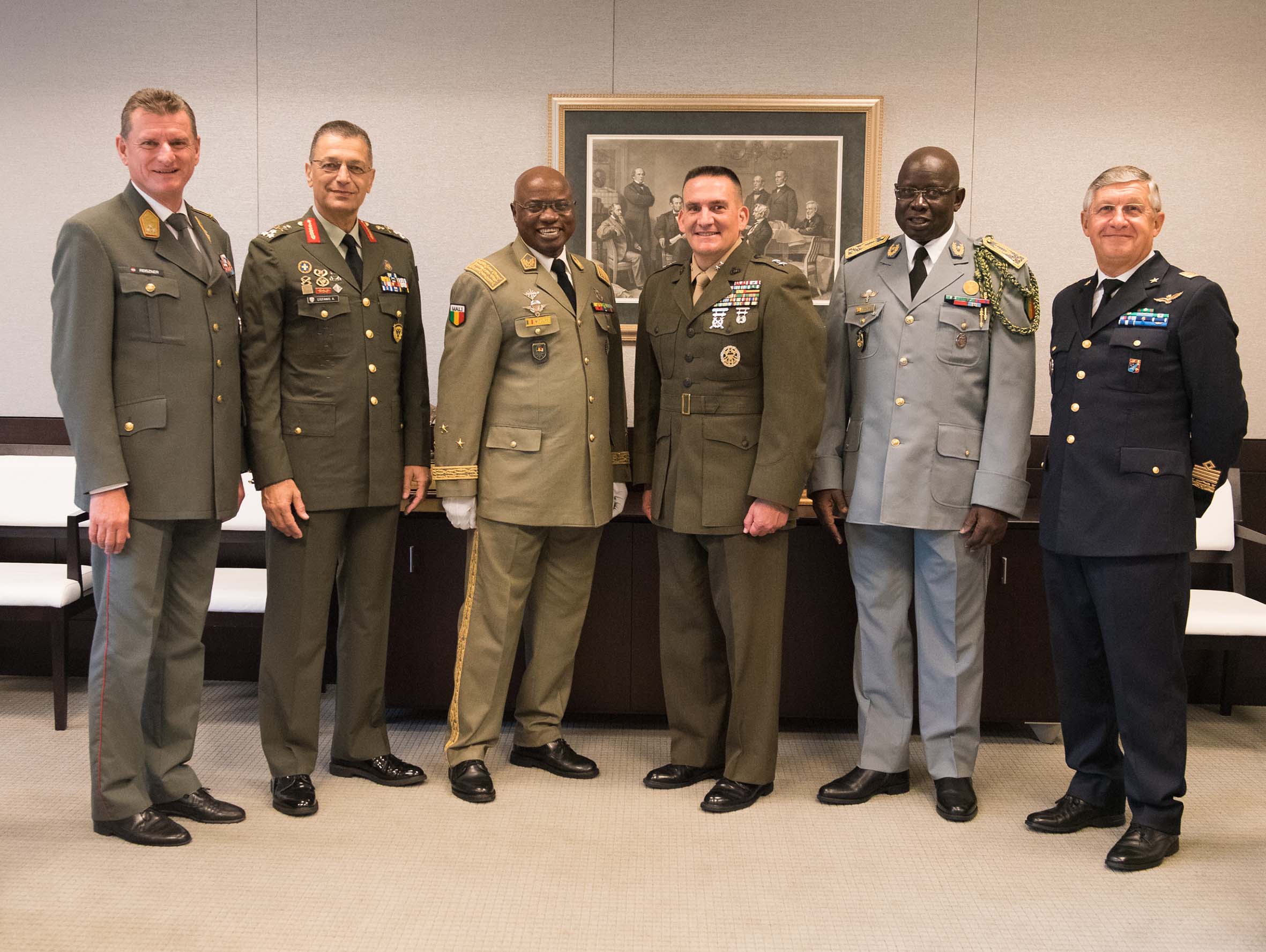 Generalleutnant Franz Reißner (li.) mit vier weiteren ausgezeichneten Offizieren und dem Präsidenten der United States National Defense University, Generalmajor des US-Marine Corps Frederick Padilla (4.v.li.).  (Foto: U.S. National Defense University)