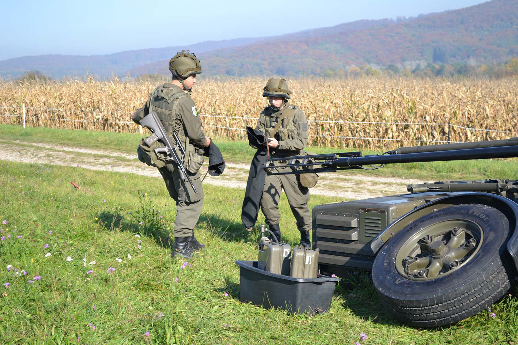 Eine 35-mm-Fliegerabwehrkanone wird feuerbereit gemacht. (Foto: Bundesheer/Kurt Vallant)