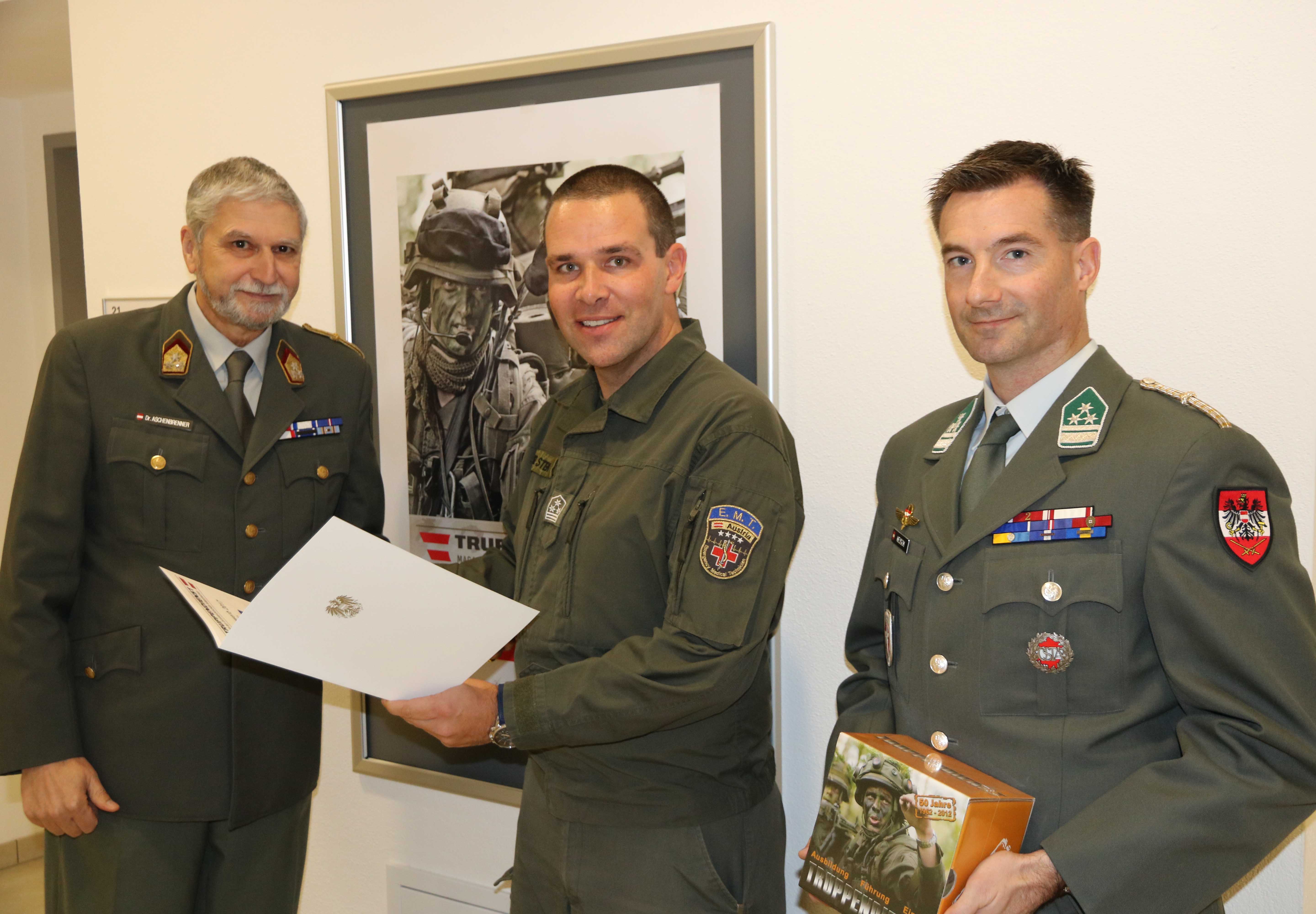 Der Sieger des TRUPPENDIENST-Wettbewerbes, Offiziersstellvertreter Walter Stein (mi.) mit Chefredakteur Oberst dhmtD Mag. Dr. Jörg Aschenbrenner (li.) und Ofiziersstellvertreter Gerold Keusch. (Foto: Bundesheer/Michael Barthou)