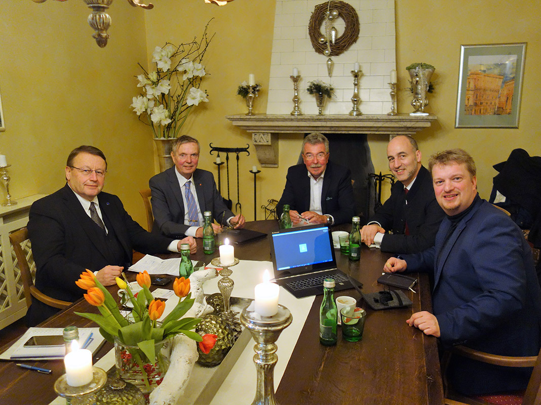 Das Österreichische Schwarze Kreuz auf digitalem Wege zur Erinnerung an Kriegstote. Auf dem Bild von links: EU Abg. Dr. Paul Rübig, ÖSK GenSekr Alexander Barthou, ÖSK Vizepräsident Walter Murauer, Historiker Patrick Clerens und GenSekr Dr. Horst Heinz. (Foto: ÖSK/Barthou)