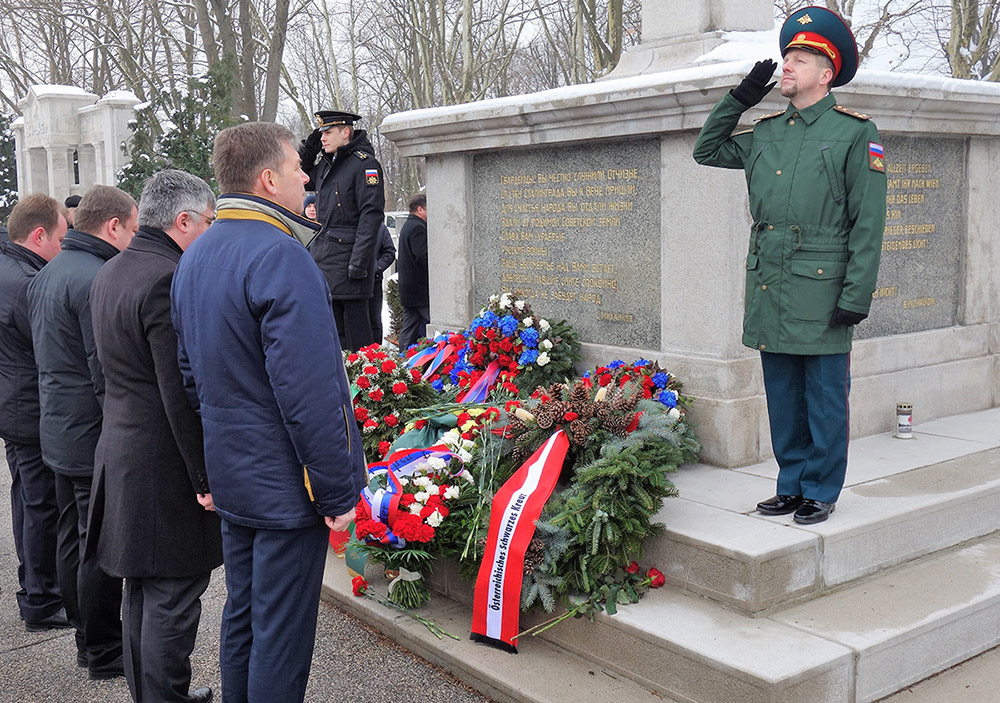 Kranzniederlegung am Wiener Zentralfriedhof. (Foto: Schwarzes Kreuz/Barthou)