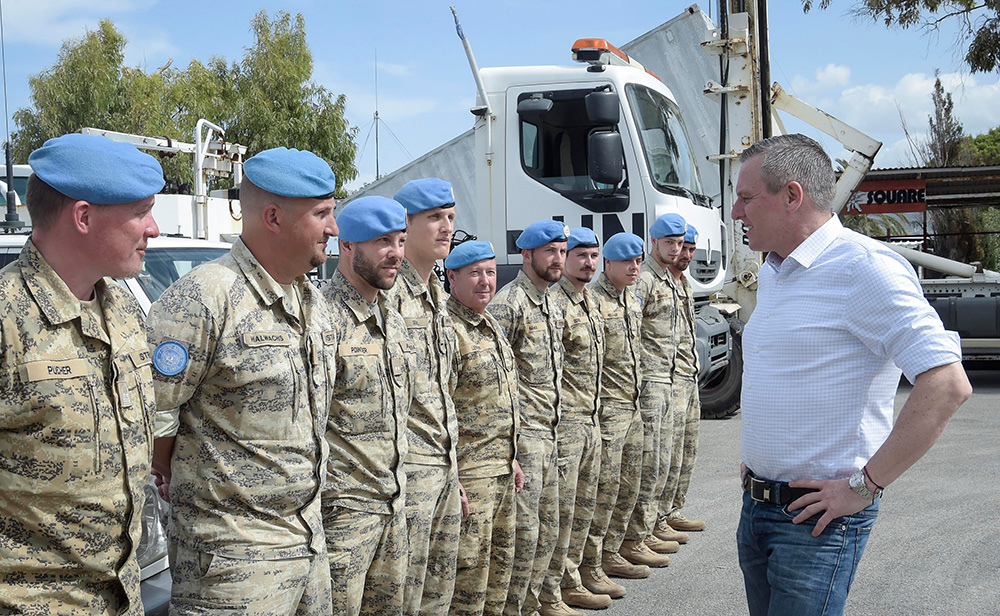 Im Gespräch mit den Soldaten konnten sich Verteidigungsminister Mario Kunasek und der Chef des Generalstabes Othmar Commenda von den Fähigkeiten des österreichischen Kontingentes überzeugen. (Foto: Bundesheer/Pusch)