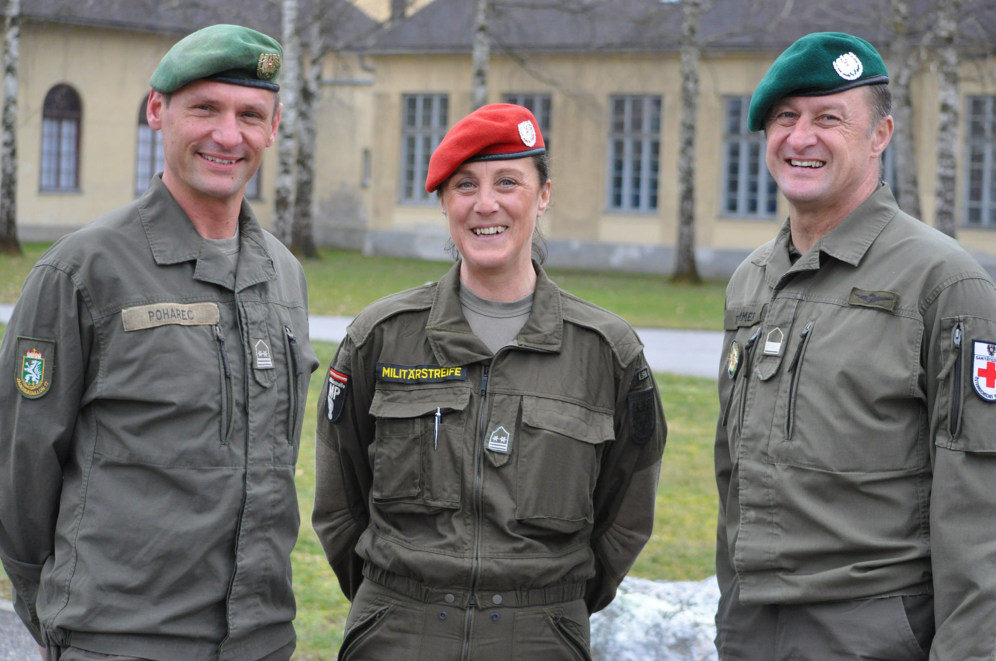 Wiedersehen nach 20 Jahren. Karin Pirschner mit ihren ehemaligen Ausbildern Gerald Poharec (li.) und Ewald Trummer (re.). (Foto: Bundesheer/Robert Gießauf)