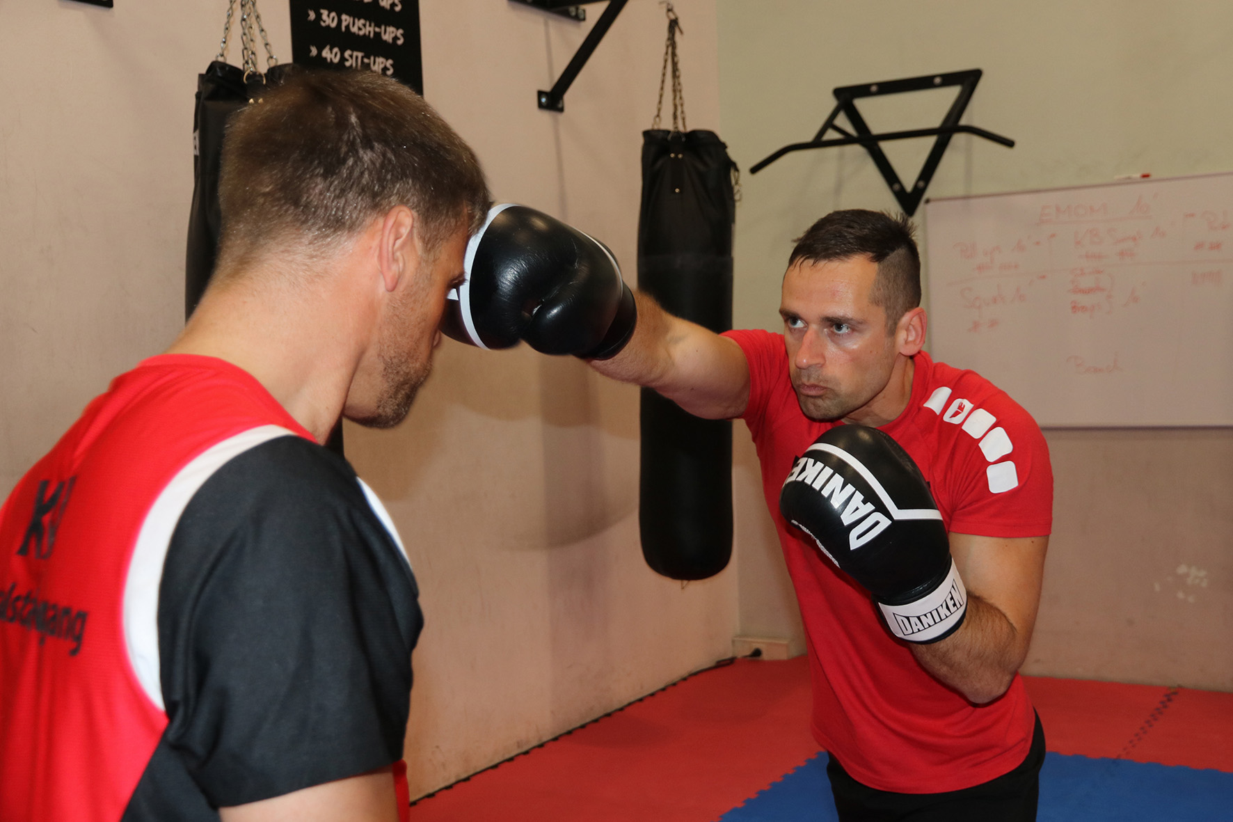 Zwei Teilnehmer des 21. Generalstabslehrganges beim Boxtraining. (Foto: TD/Gerold Keusch)