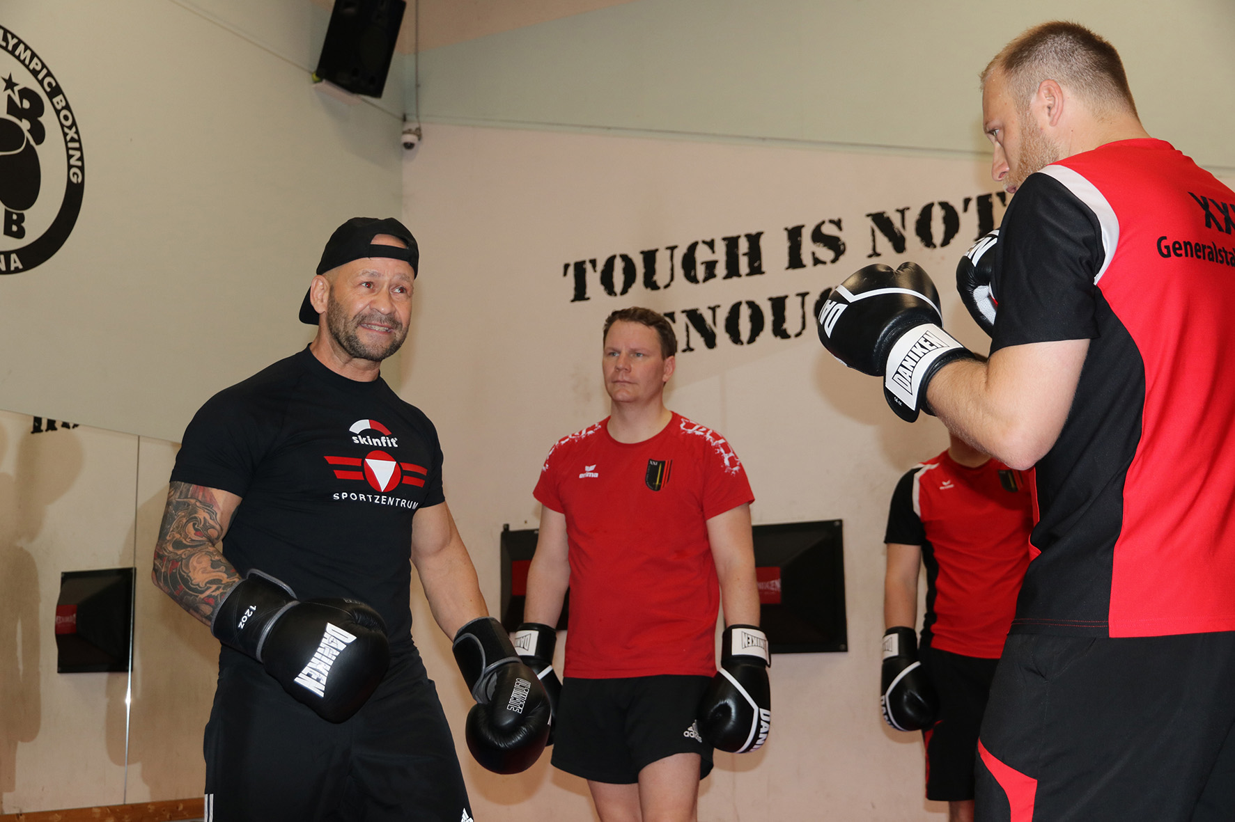 Vizeleutnant Gerald Pelikan zeigt eine Boxtechnik vor. (Foto: TD/Gerold Keusch)
