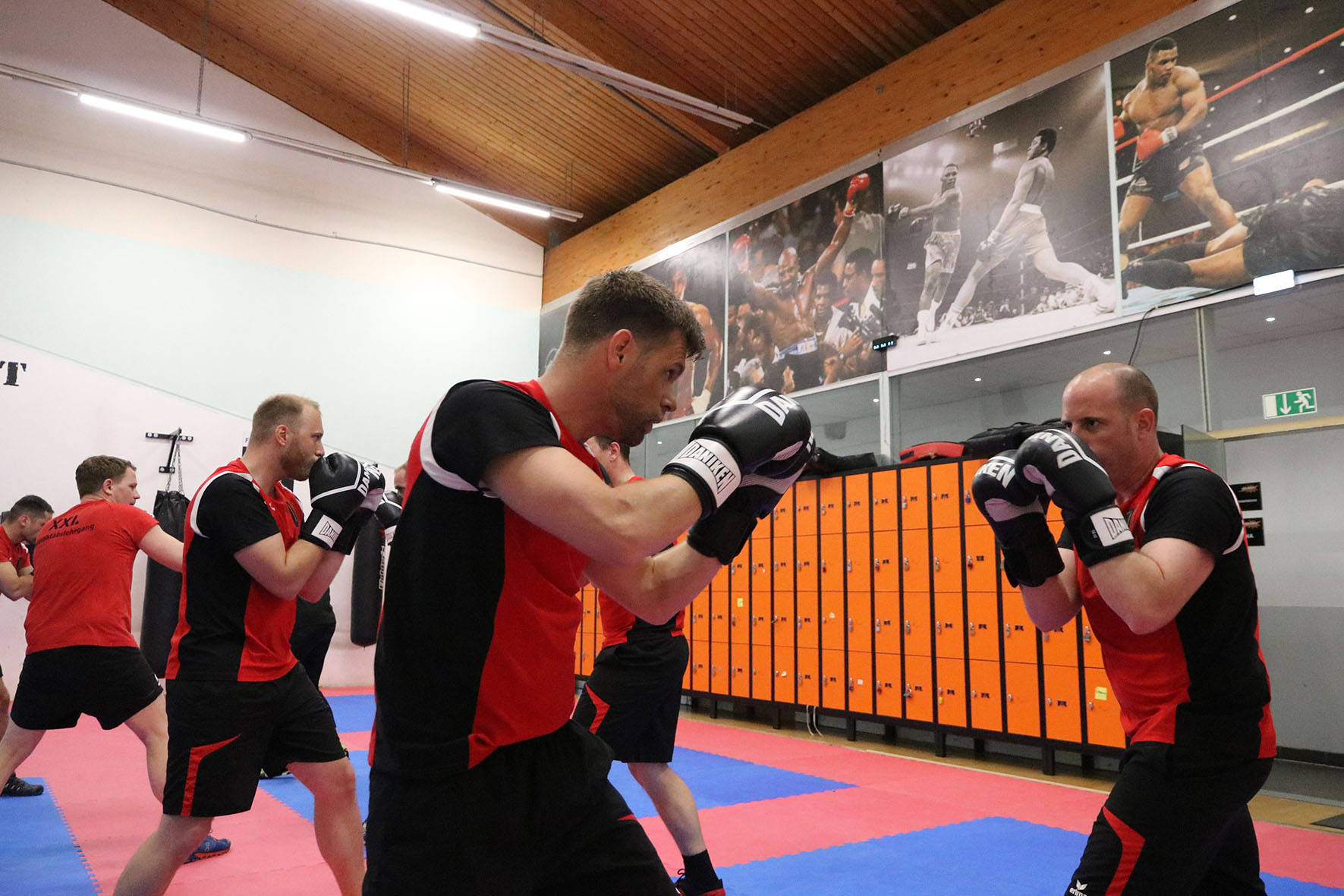 Teilnehmer des 21. Generalstabslehrganges beim Boxtraining. (Foto: TD/Gerold Keusch) 
