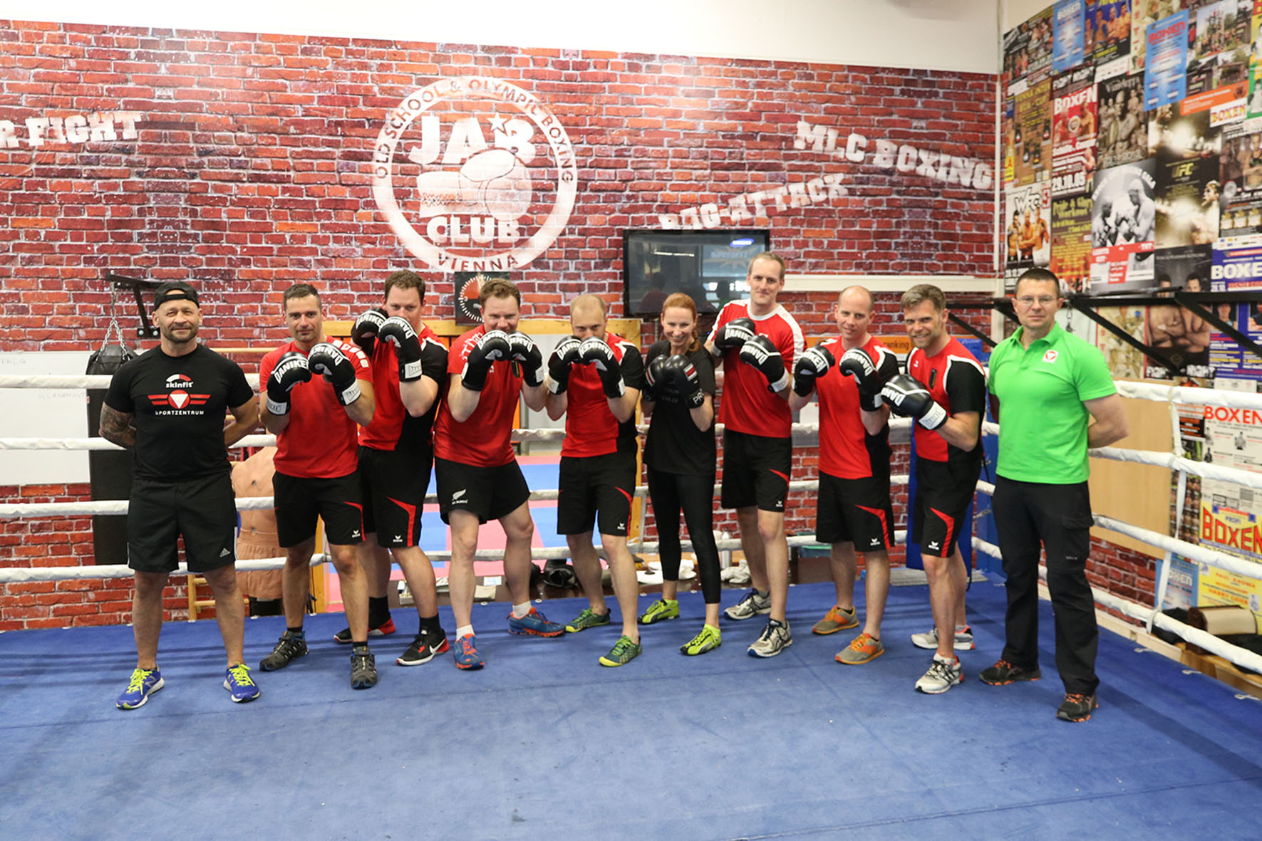 Die Teilnehmer des Boxtrainings am 19. April 2018 im Ring des JABCLUB. (Foto: TD/Gerold Keusch)