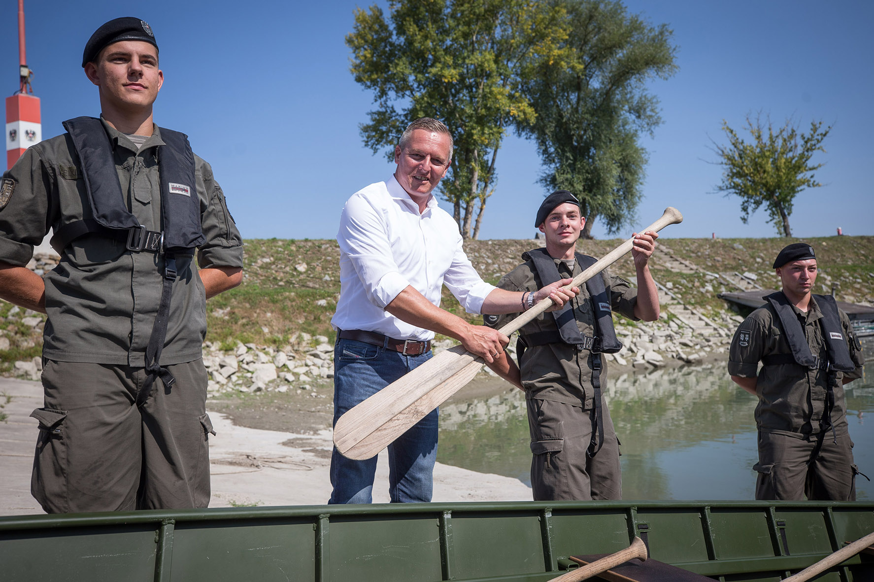 Verteidigungsminister Mario Kunasek übergab die ersten 15 Pionier-Mehrzweckboote an die Melker Pioniere. (Foto: Bundesheer/Peter Lechner)