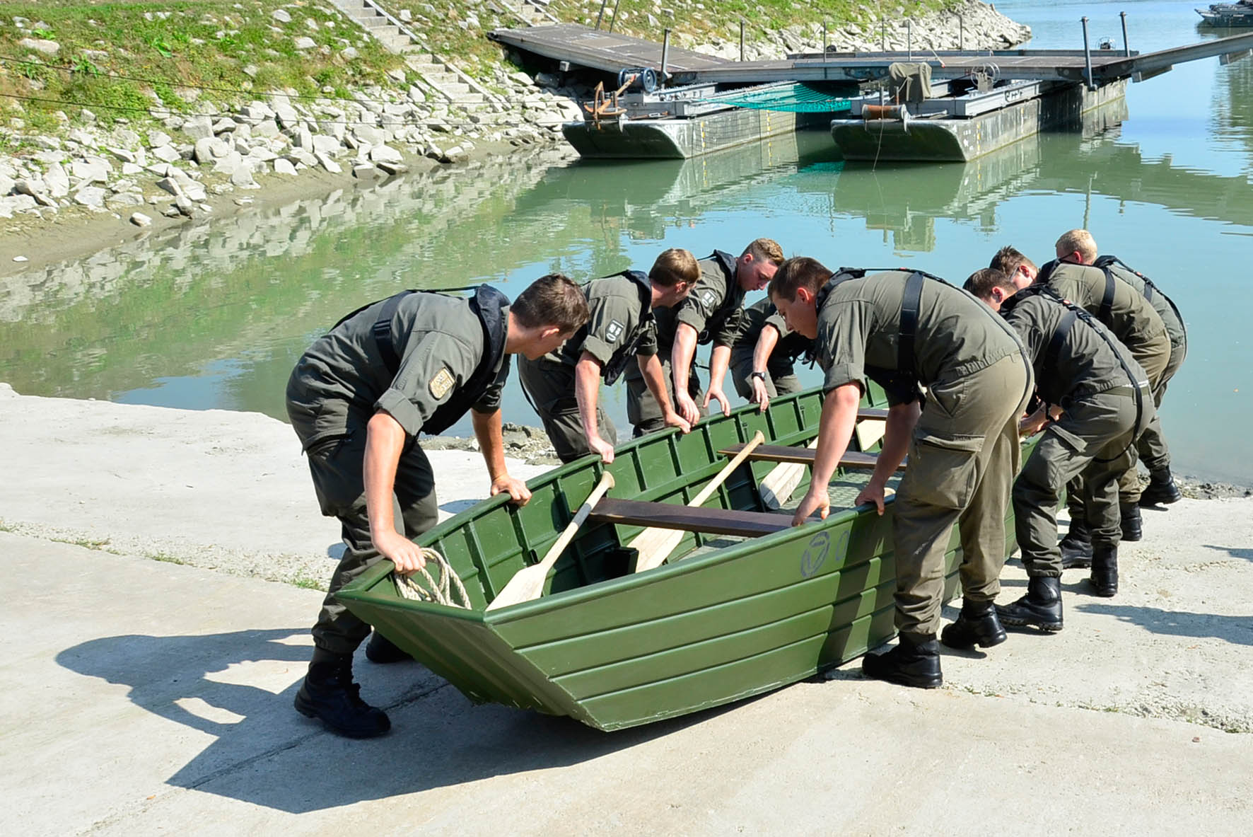 Eine Gruppe der Melker Pioniere bringt das neue Pionier-Mehrzweckboot in die Donau. (Foto: Bundesheer/Karl Schön)