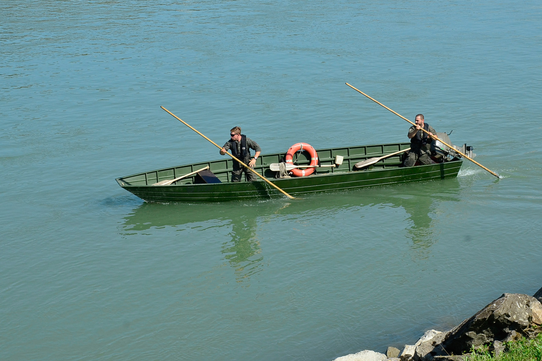 Zwei Pioniere schieben das Pionierboot mit Schiffshaken. (Foto: Bundesheer/Karl Schön)