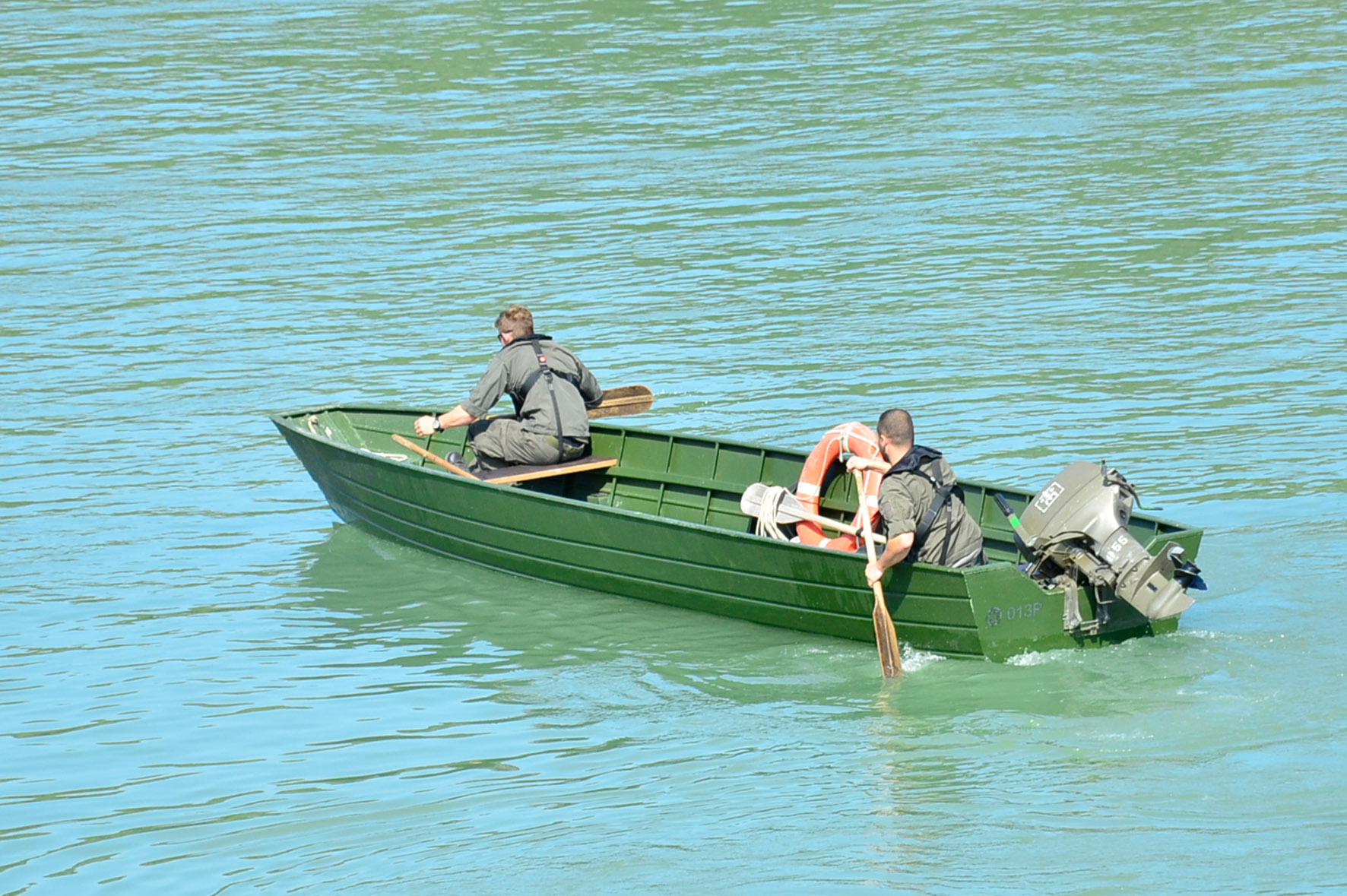 Zwei Pioniere bewegen das Pionierboot mit Rudern. (Foto: Bundesheer/Karl Schön)