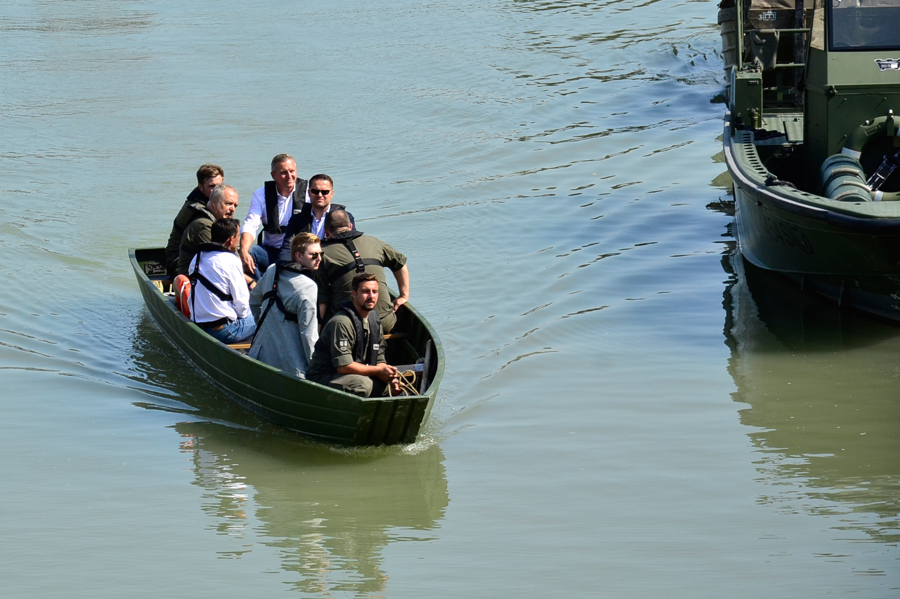 Verteidigungsminister Mario Kunasek bei der Fahrt mit dem neuen Pionierboot am Melker Wasserübungsplatz. (Foto: Bundesheer/Karl Schön)