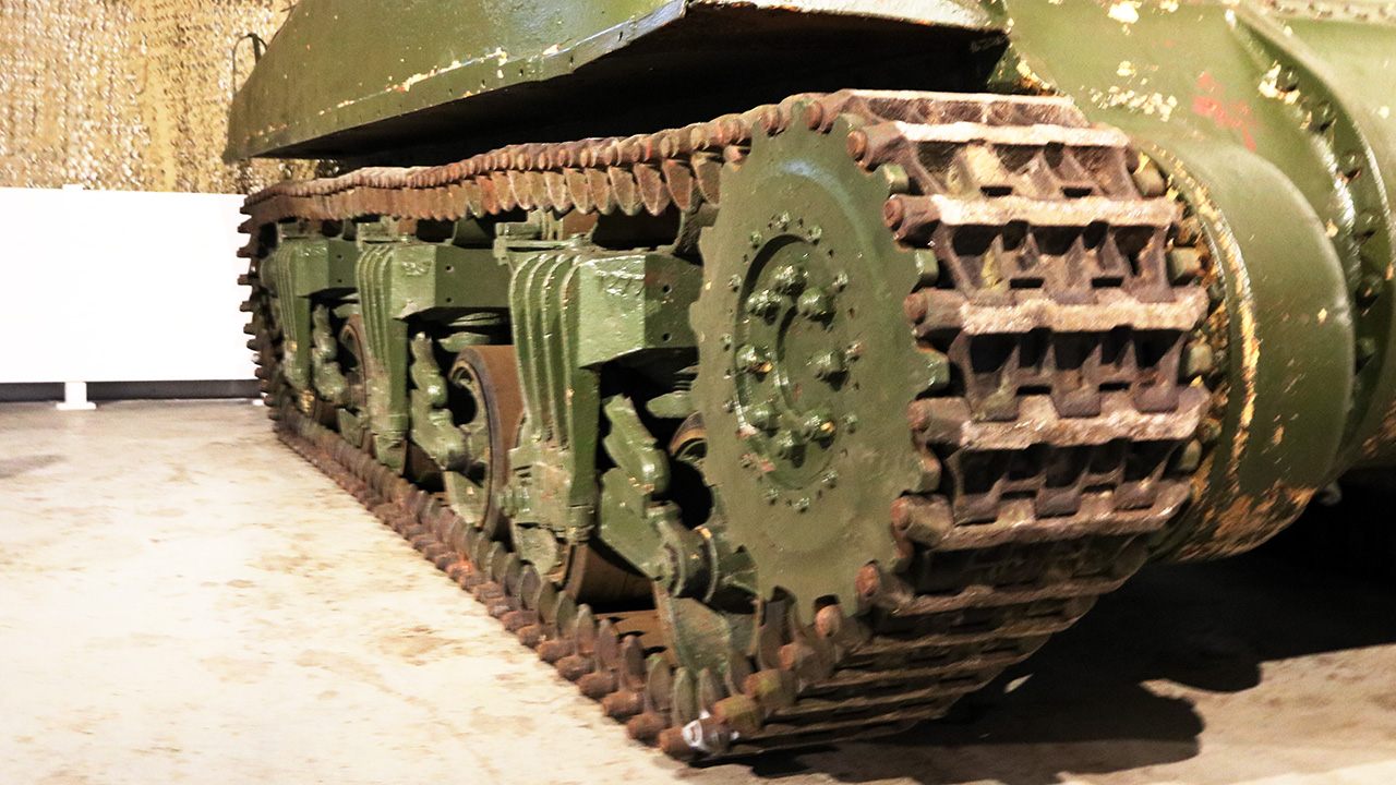 „Canadian Dry Pin Tracks“ des „Grizzly“-Kampfpanzers. Das waren Panzerketten, die ohne Gummibelag produziert wurden. (Foto: RedTD/Nikischer)