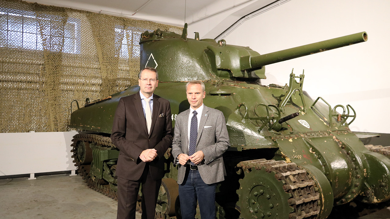 Der Direktor des Heeresgeschichtlichen Museums, Dr. M. Christian Ortner, und der Generalsekretär des Bundesministeriums für Landesverteidigung, Dr. Wolfgang Baumann, durften ein neues Ausstellungsstück vorstellen. (Foto: RedTD/Nikischer)