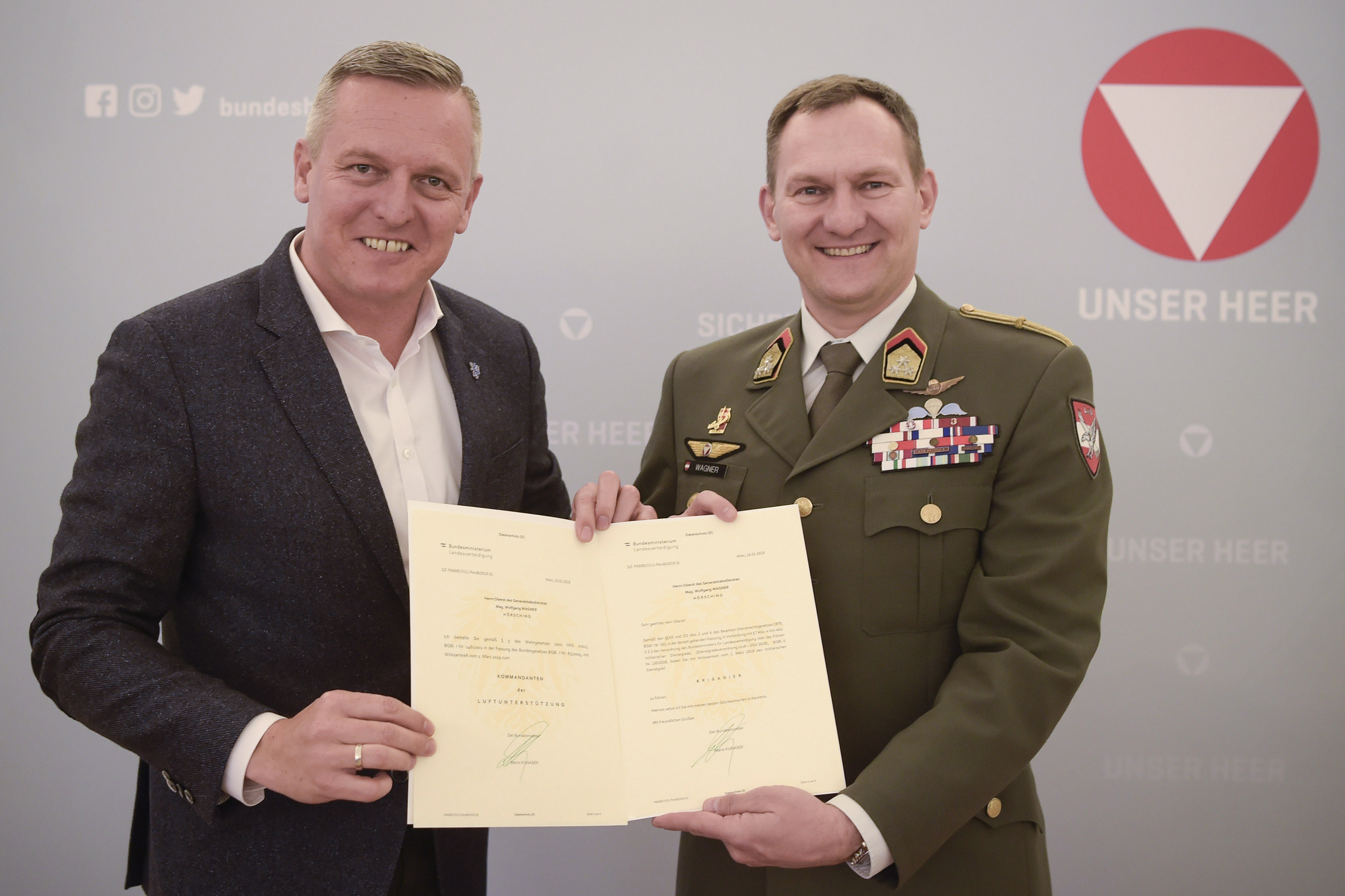Verteidigungsminister Mario Kunasek mit Brigadier Wolfgang Wagner, dem neuen Kommandanten des Kommandos Luftunterstützung. (Foto: Bundesheer/Pusch)