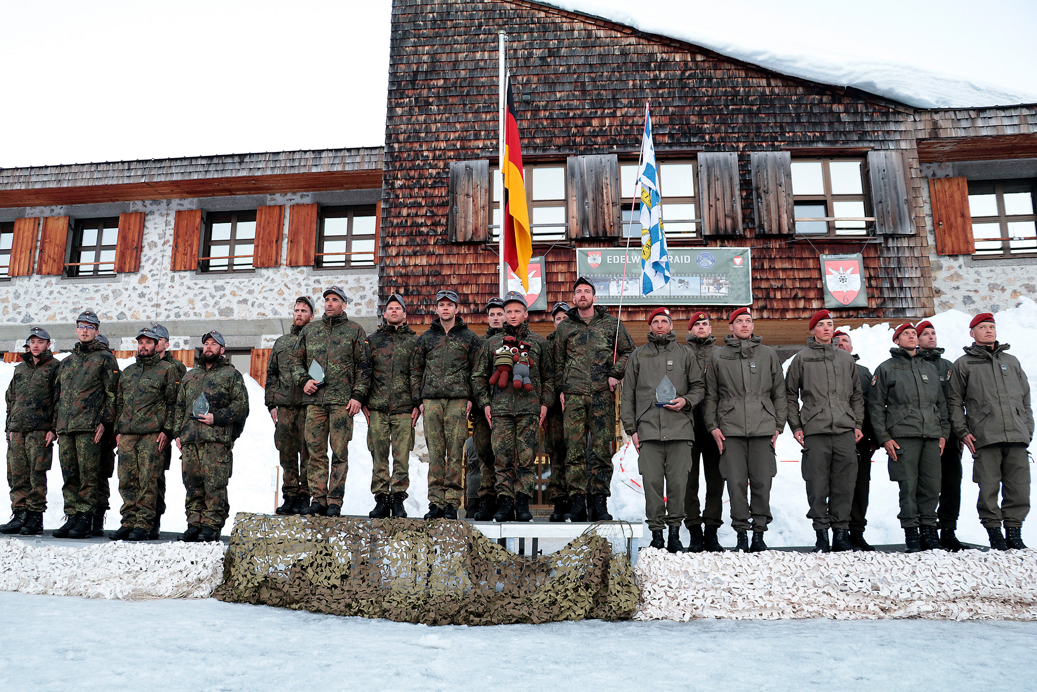 Siegerehrung beim „Edelweiss Raid 2019“. Zwei Mannschaften vom Hochgebirgszug des deutschen Gebirgsjägerbataillons 233 aus Mittenwald gewannen den Militärwettkampf in den Tiroler Bergen. Das Team des Führungsunterstützungsbataillons 2 aus St.Johann im Pongau wurde Dritter. (Foto: ÖBH/Hoerl)